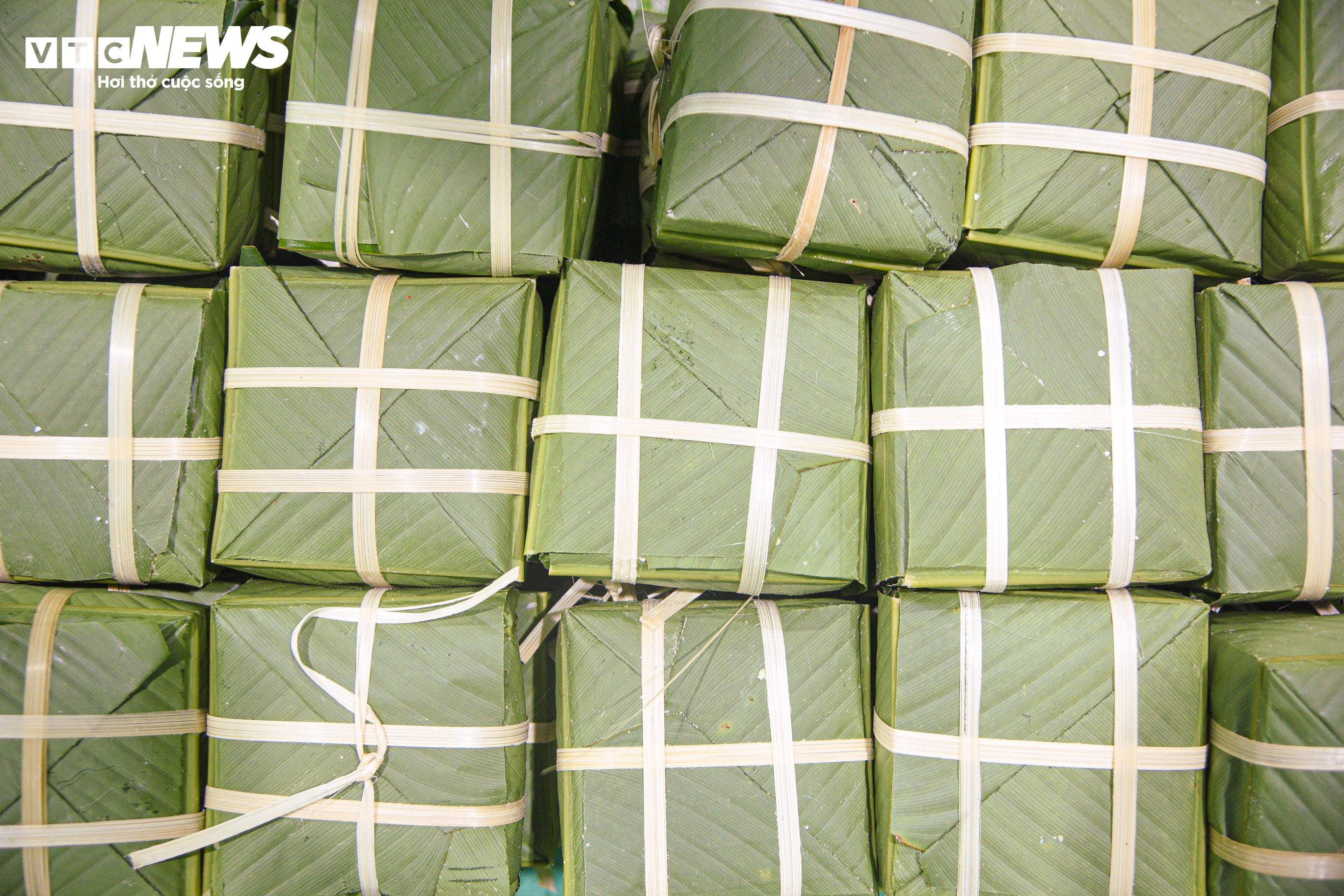 Chiến sĩ công an vừa trực chiến vừa gói bánh chưng tặng người nghèo dịp Tết - 24