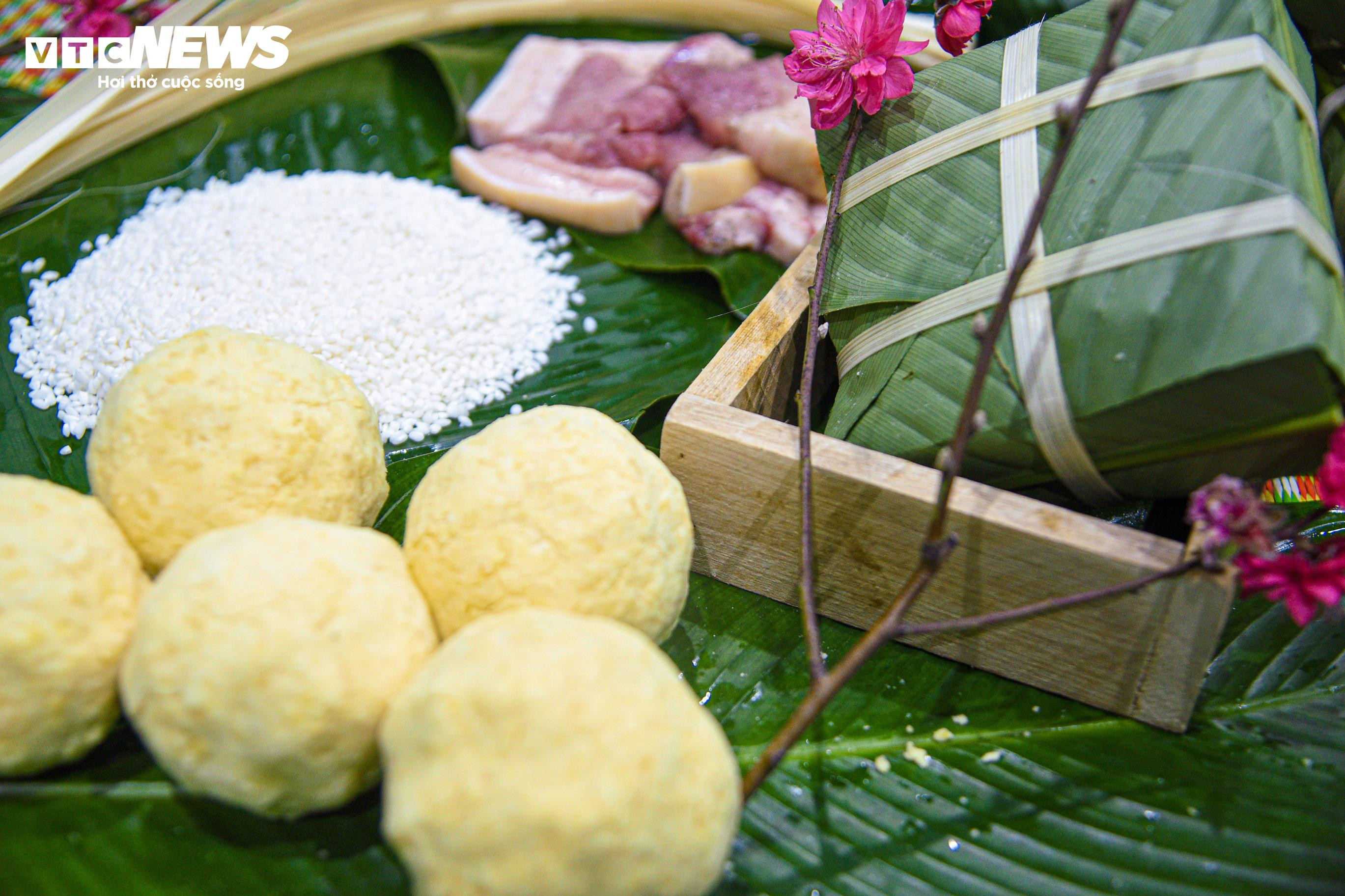 Chiến sĩ công an vừa trực chiến vừa gói bánh chưng tặng người nghèo dịp Tết - 14