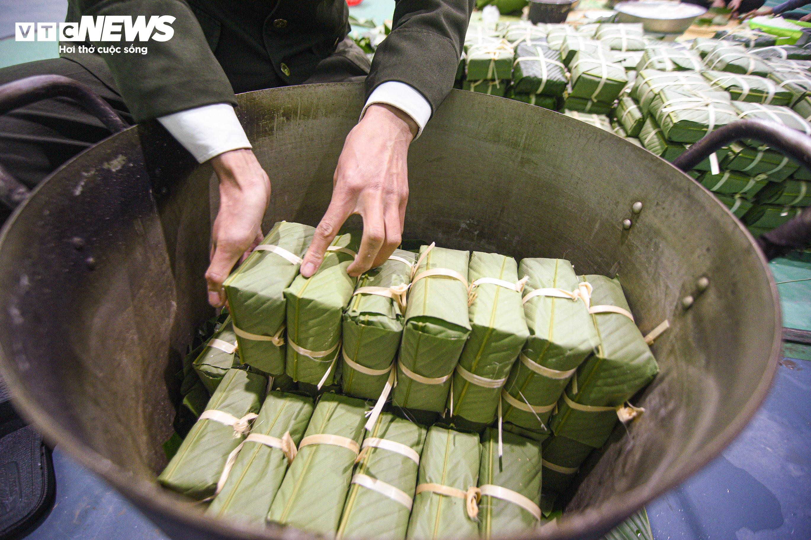 Chiến sĩ công an vừa trực chiến vừa gói bánh chưng tặng người nghèo dịp Tết - 17