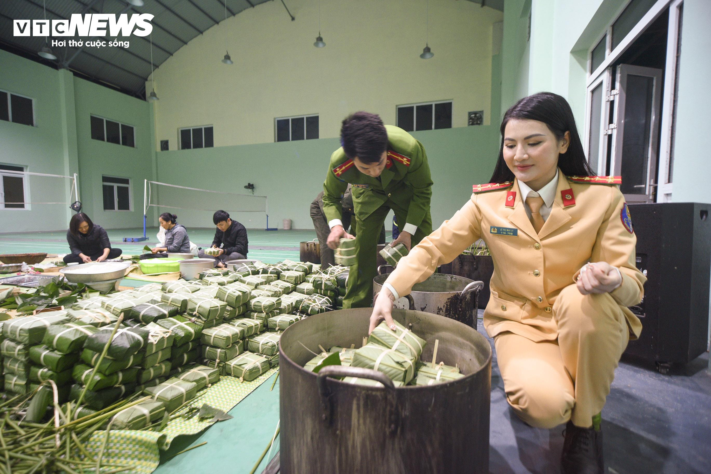 Chiến sĩ công an vừa trực chiến vừa gói bánh chưng tặng người nghèo dịp Tết - 15