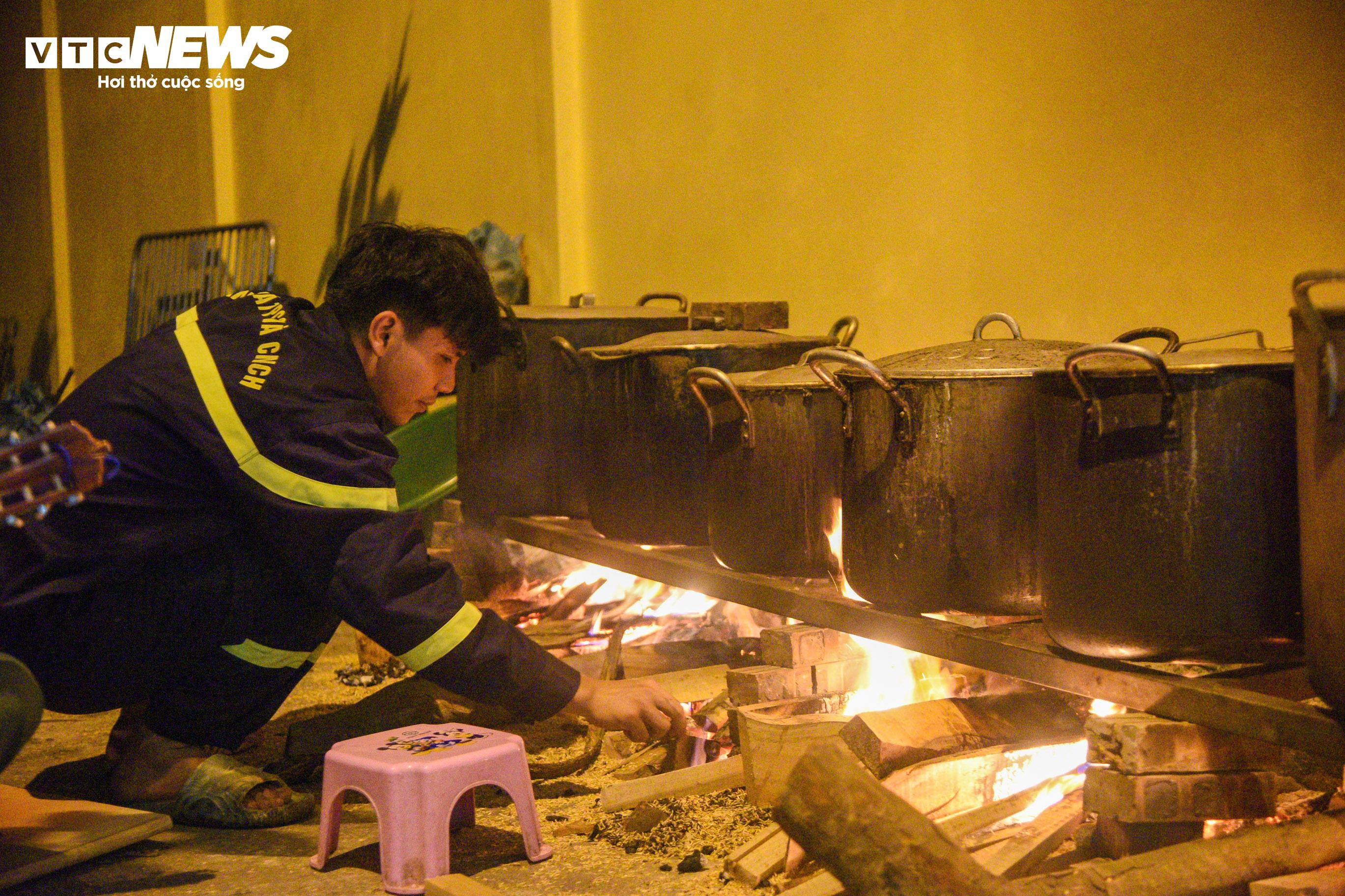 Chiến sĩ công an vừa trực chiến vừa gói bánh chưng tặng người nghèo dịp Tết - 18