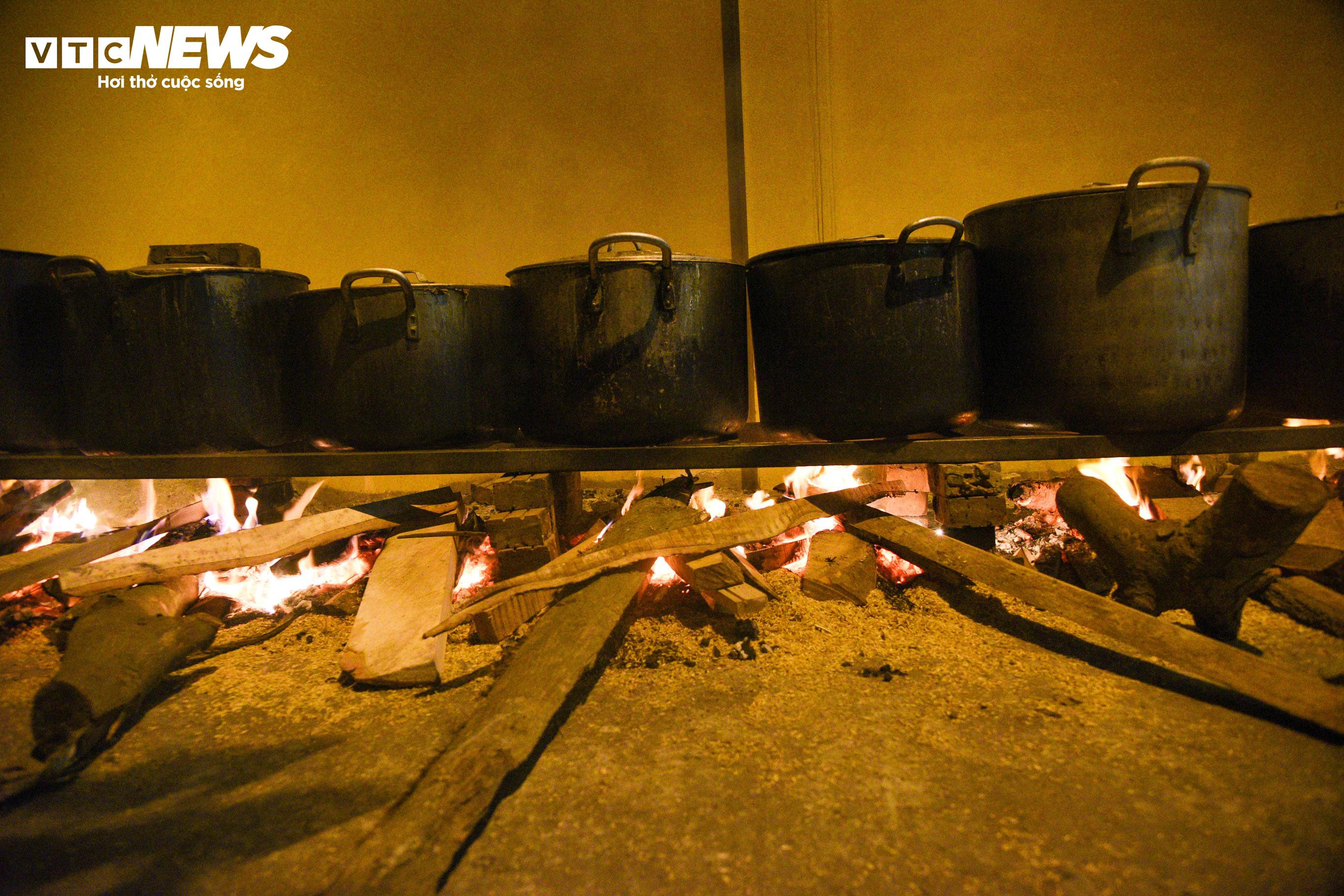 Chiến sĩ công an vừa trực chiến vừa gói bánh chưng tặng người nghèo dịp Tết - 16