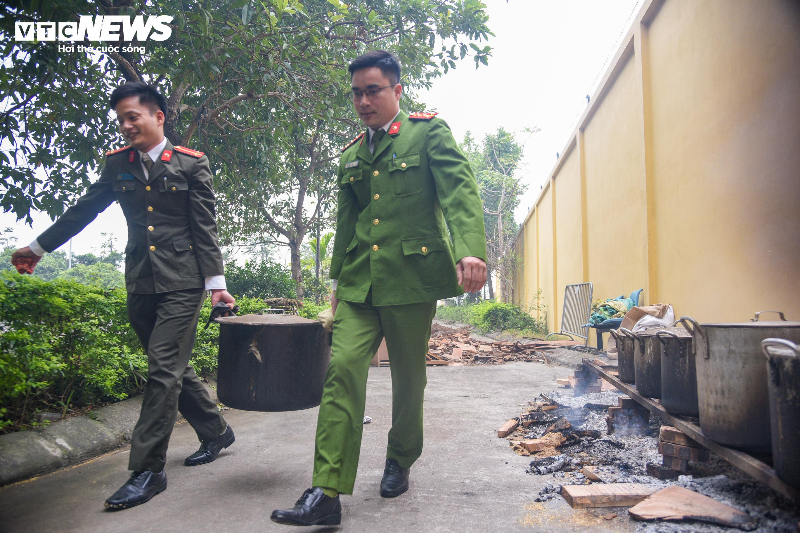 Chiến sĩ công an vừa trực chiến vừa gói bánh chưng tặng người nghèo dịp Tết - 19