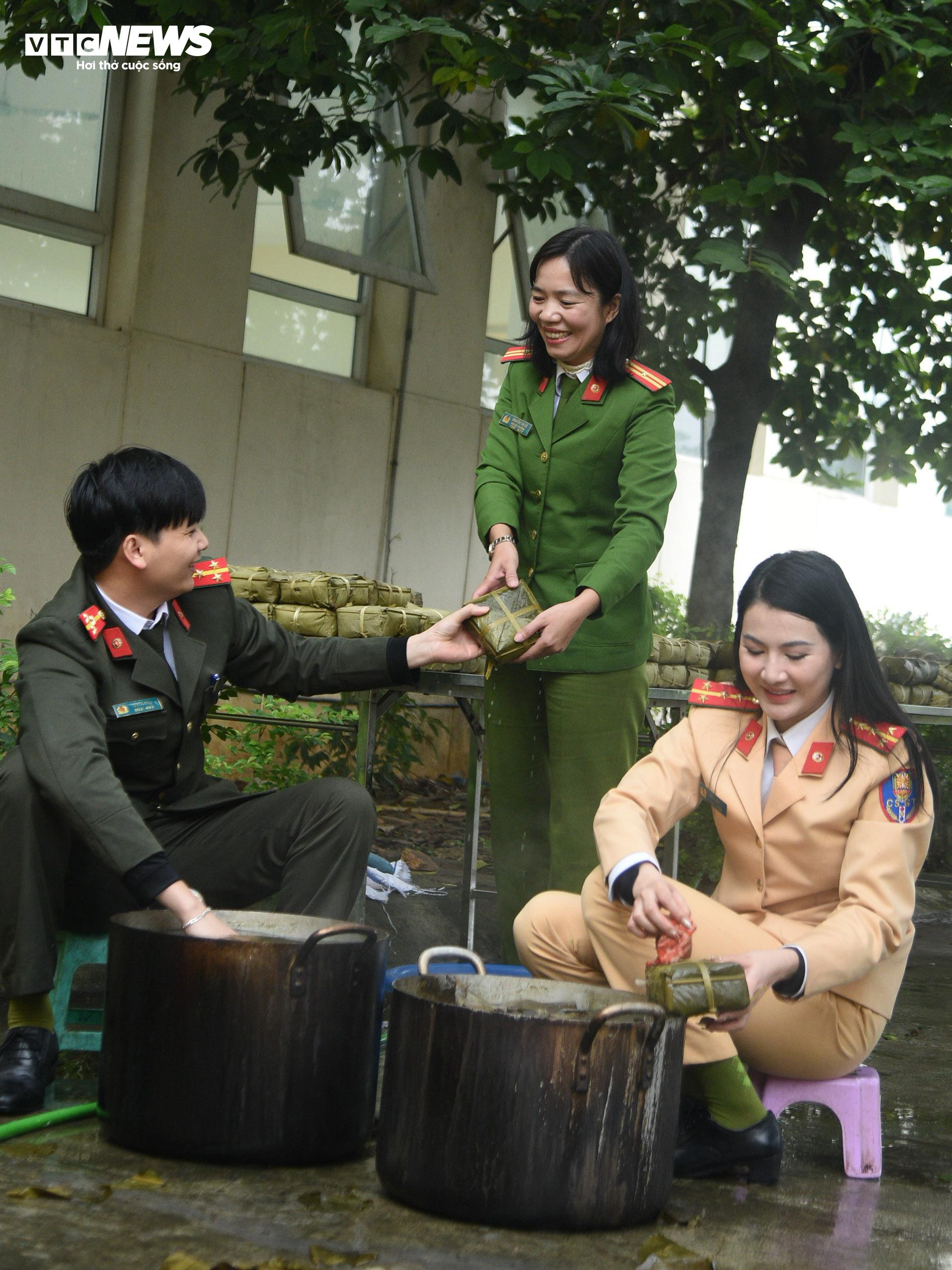 Chiến sĩ công an vừa trực chiến vừa gói bánh chưng tặng người nghèo dịp Tết - 20