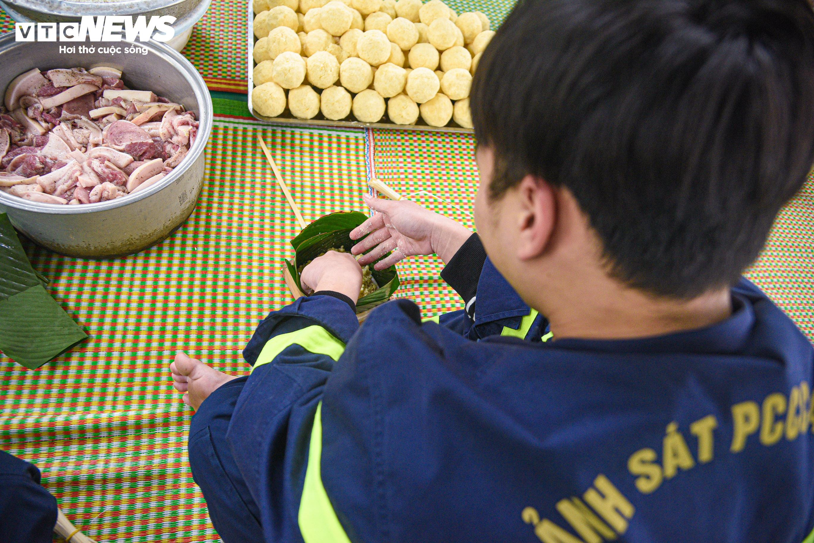 Chiến sĩ công an vừa trực chiến vừa gói bánh chưng tặng người nghèo dịp Tết - 8