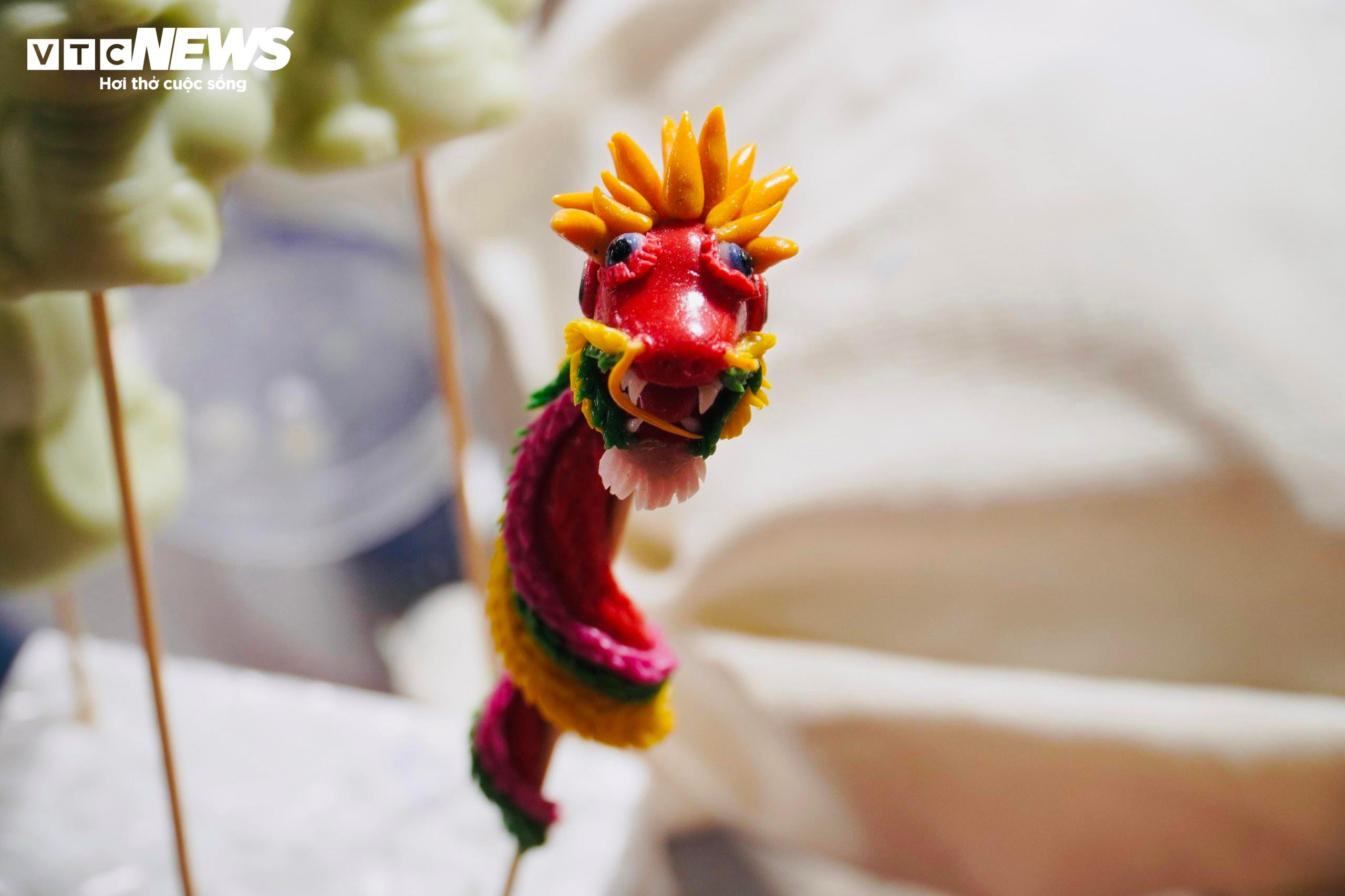 Xem nghệ nhân tạo hình những chú rồng ngộ nghĩnh bằng đất sét - 1