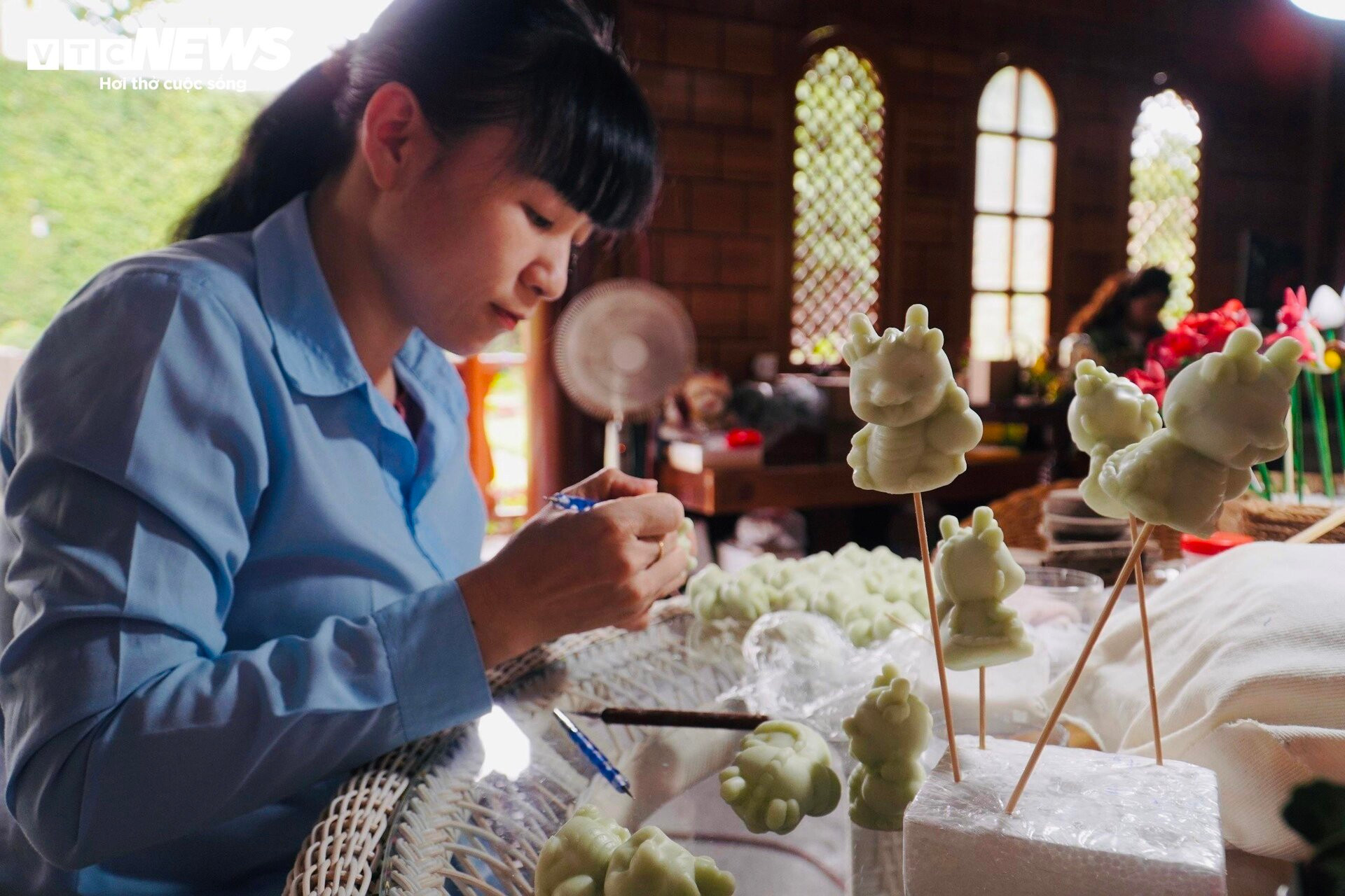 Xem nghệ nhân tạo hình những chú rồng ngộ nghĩnh bằng đất sét - 2