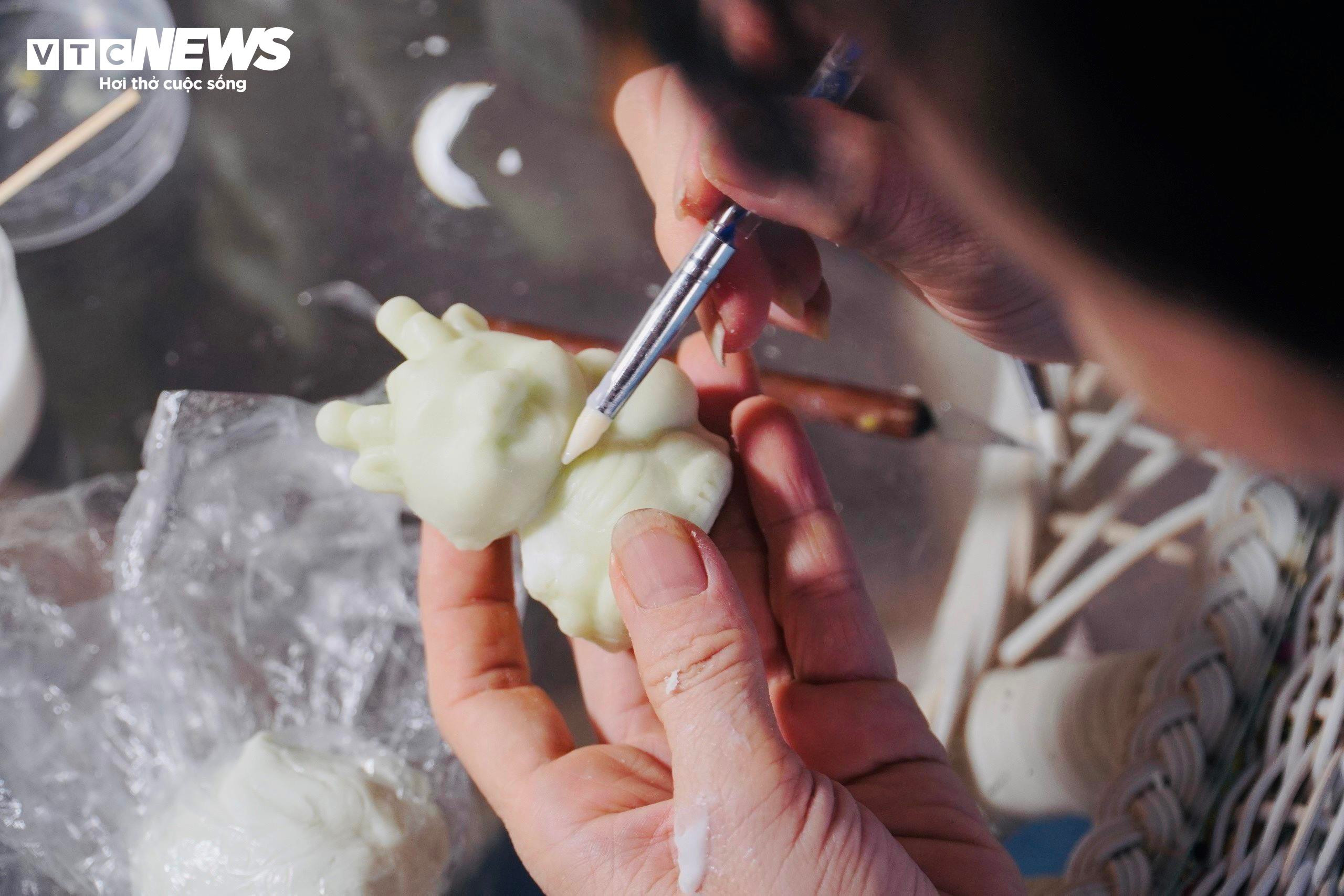 Xem nghệ nhân tạo hình những chú rồng ngộ nghĩnh bằng đất sét - 3