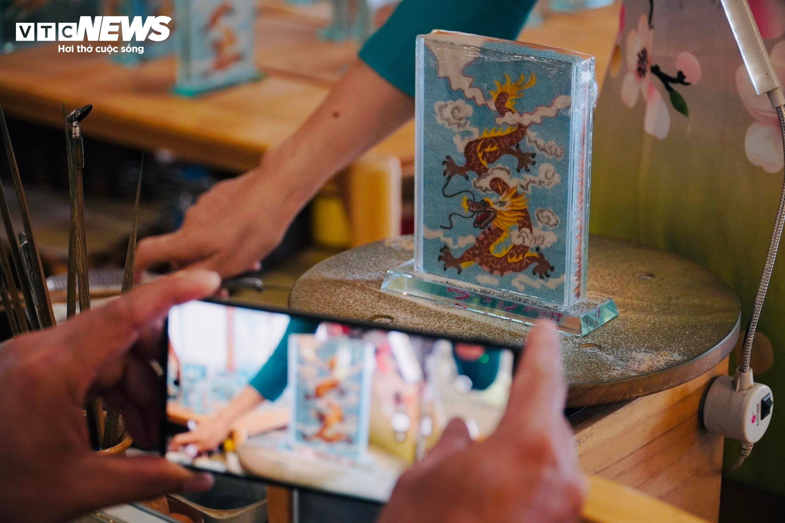 Xem nghệ nhân tạo hình những chú rồng ngộ nghĩnh bằng đất sét - 8