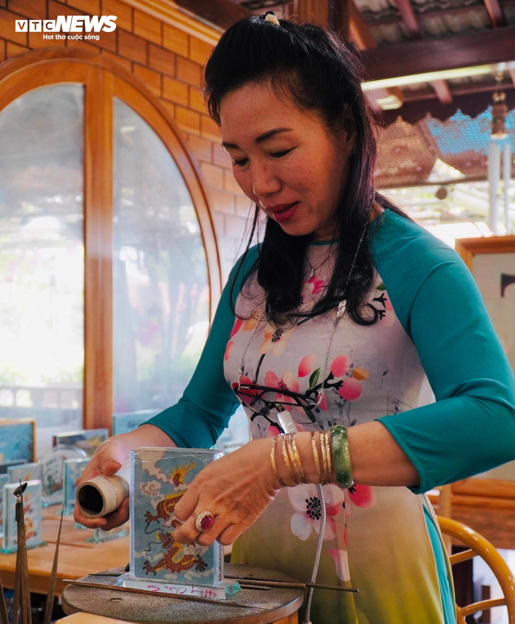 Xem nghệ nhân tạo hình những chú rồng ngộ nghĩnh bằng đất sét - 9