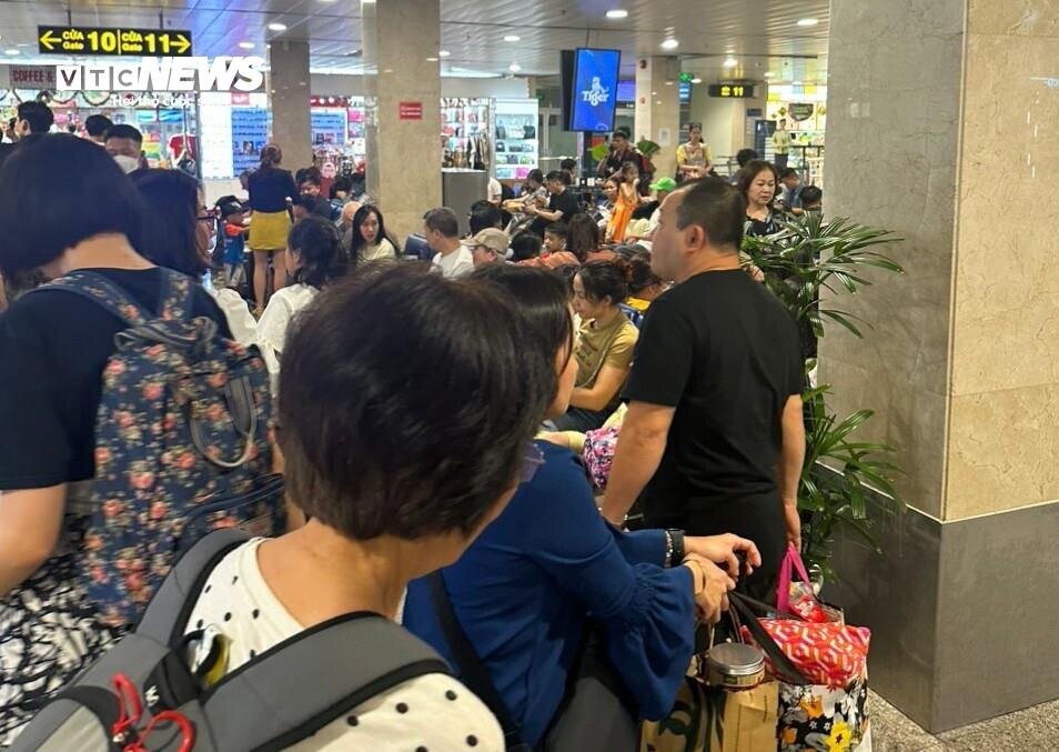 Sân bay Tân Sơn Nhất chật kín người, hành khách mệt mỏi vì chờ đợi - 6