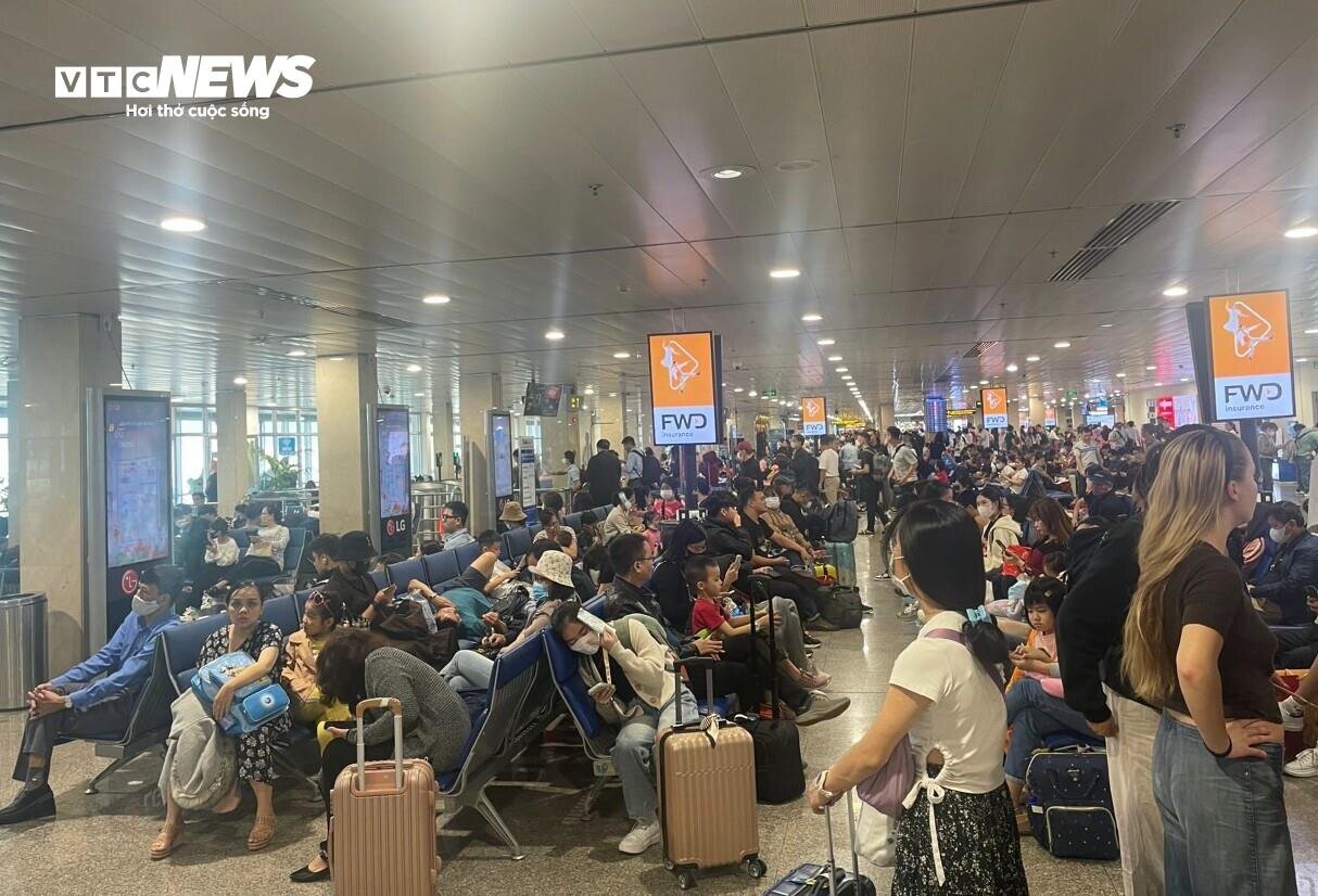 Sân bay Tân Sơn Nhất chật kín người, hành khách mệt mỏi vì chờ đợi - 7