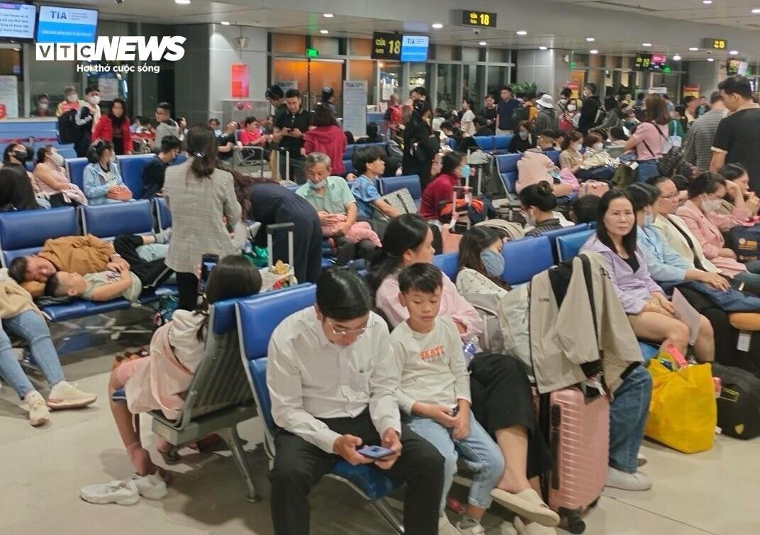 Sân bay Tân Sơn Nhất chật kín người, hành khách mệt mỏi vì chờ đợi - 2