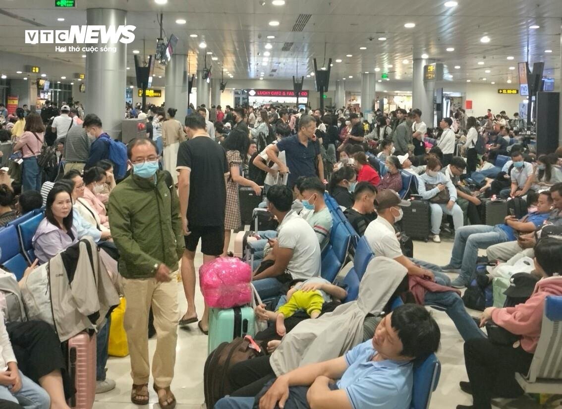 Sân bay Tân Sơn Nhất chật kín người, hành khách mệt mỏi vì chờ đợi - 1