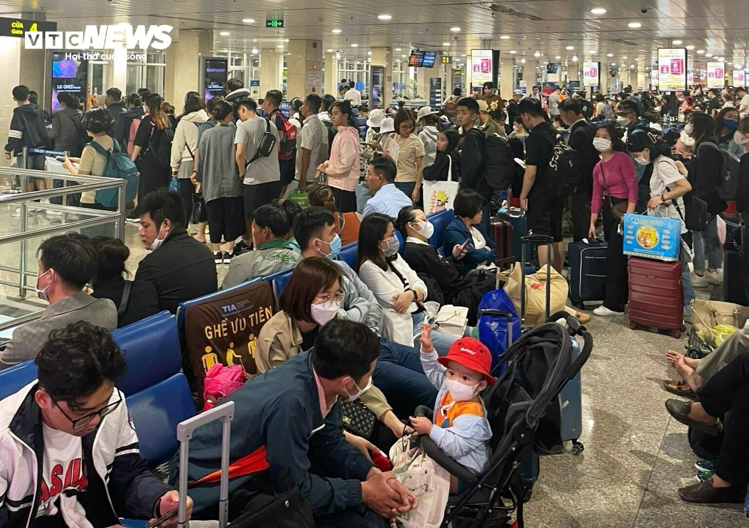 Sân bay Tân Sơn Nhất chật kín người, hành khách mệt mỏi vì chờ đợi - 3