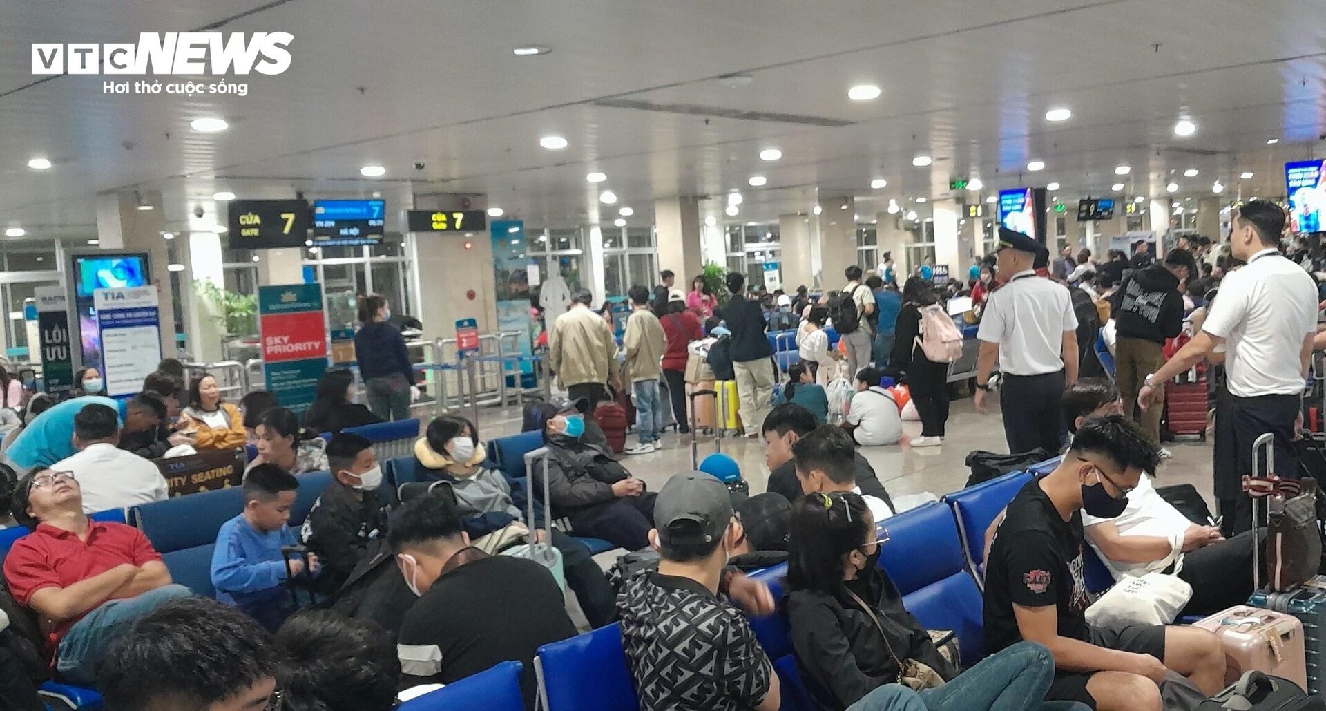 Sân bay Tân Sơn Nhất chật kín người, hành khách mệt mỏi vì chờ đợi - 4