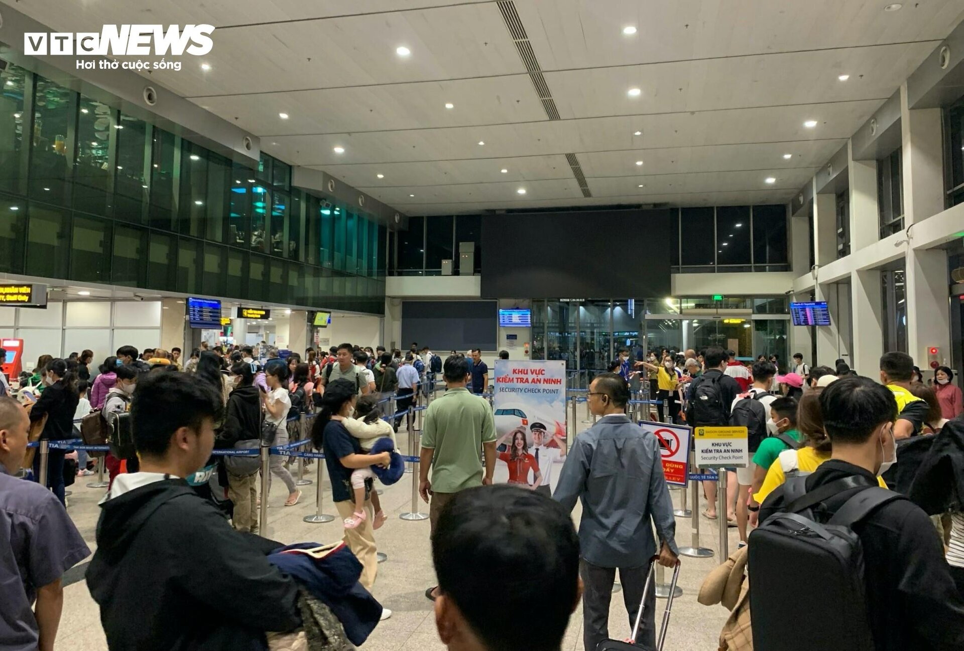 Sân bay Tân Sơn Nhất chật kín người, hành khách mệt mỏi vì chờ đợi - 9