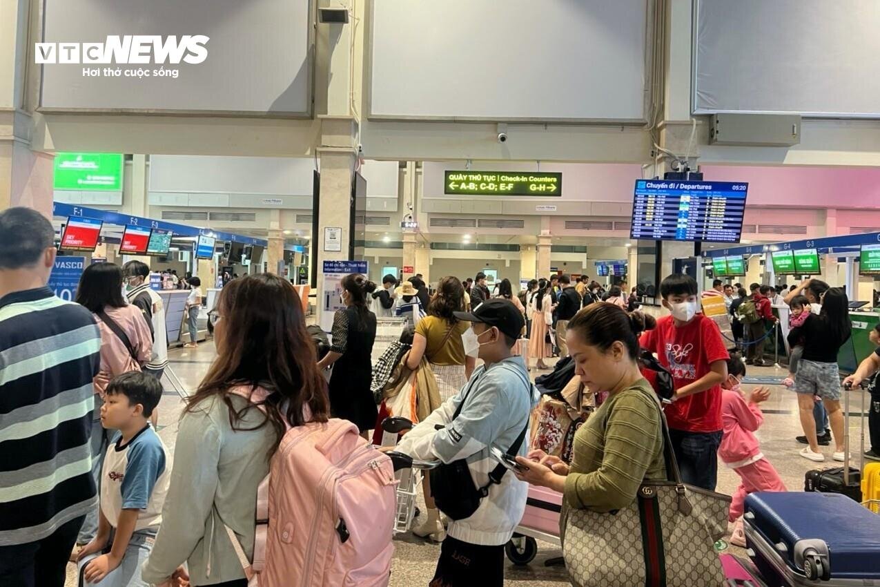 Sân bay Tân Sơn Nhất chật kín người, hành khách mệt mỏi vì chờ đợi - 5