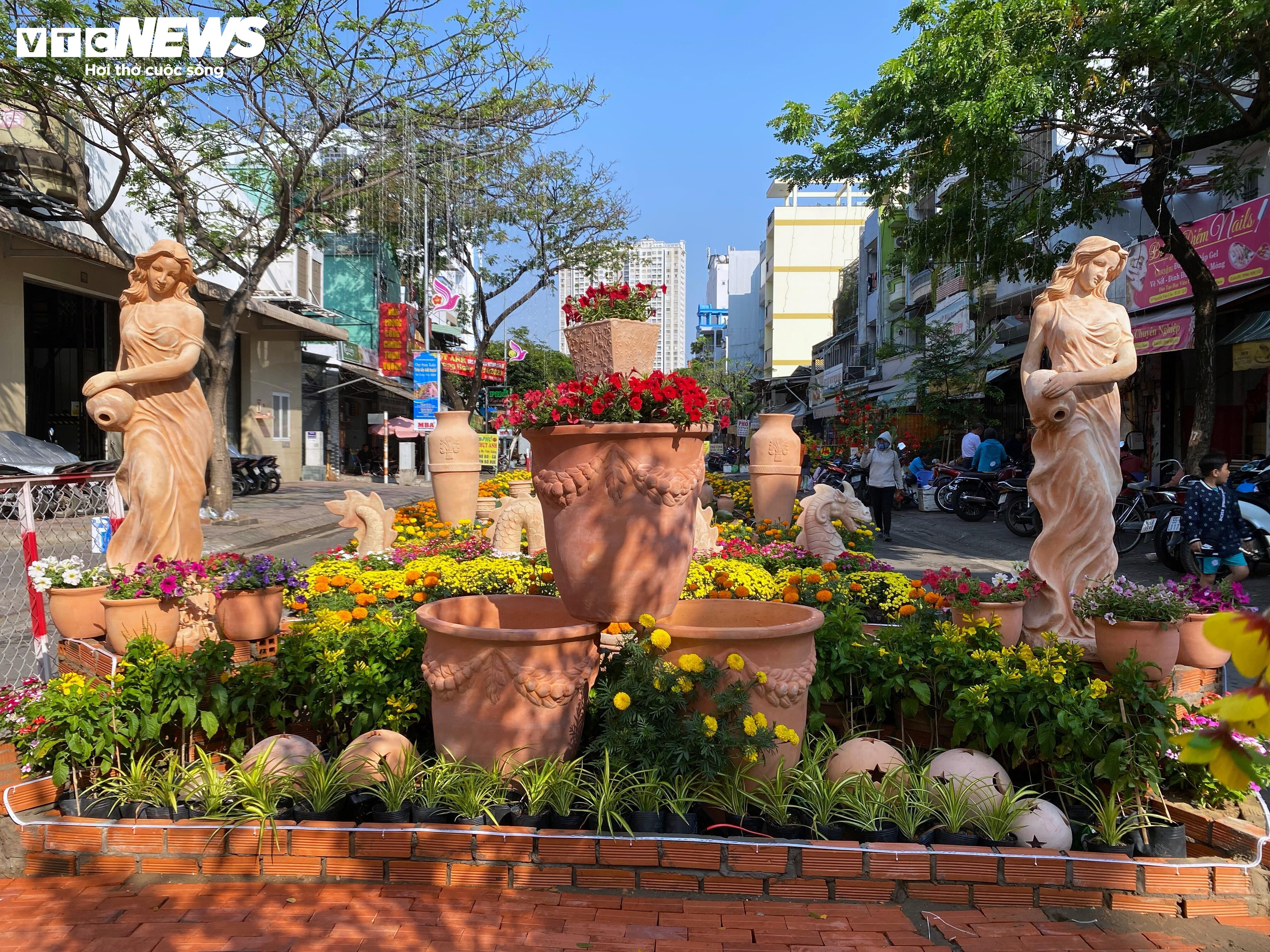 Phiên chợ hoa đặc biệt ngày giáp Tết ở TP.HCM - 13