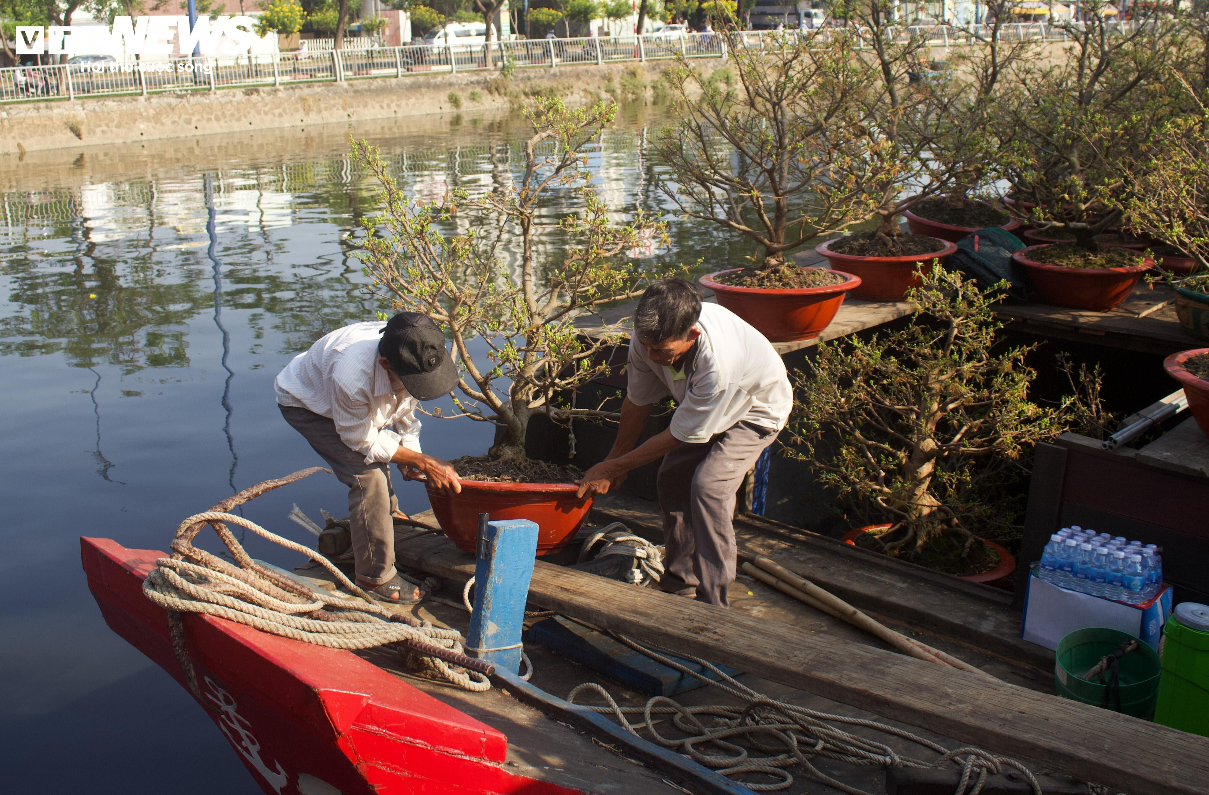 Phiên chợ hoa đặc biệt ngày giáp Tết ở TP.HCM - 11