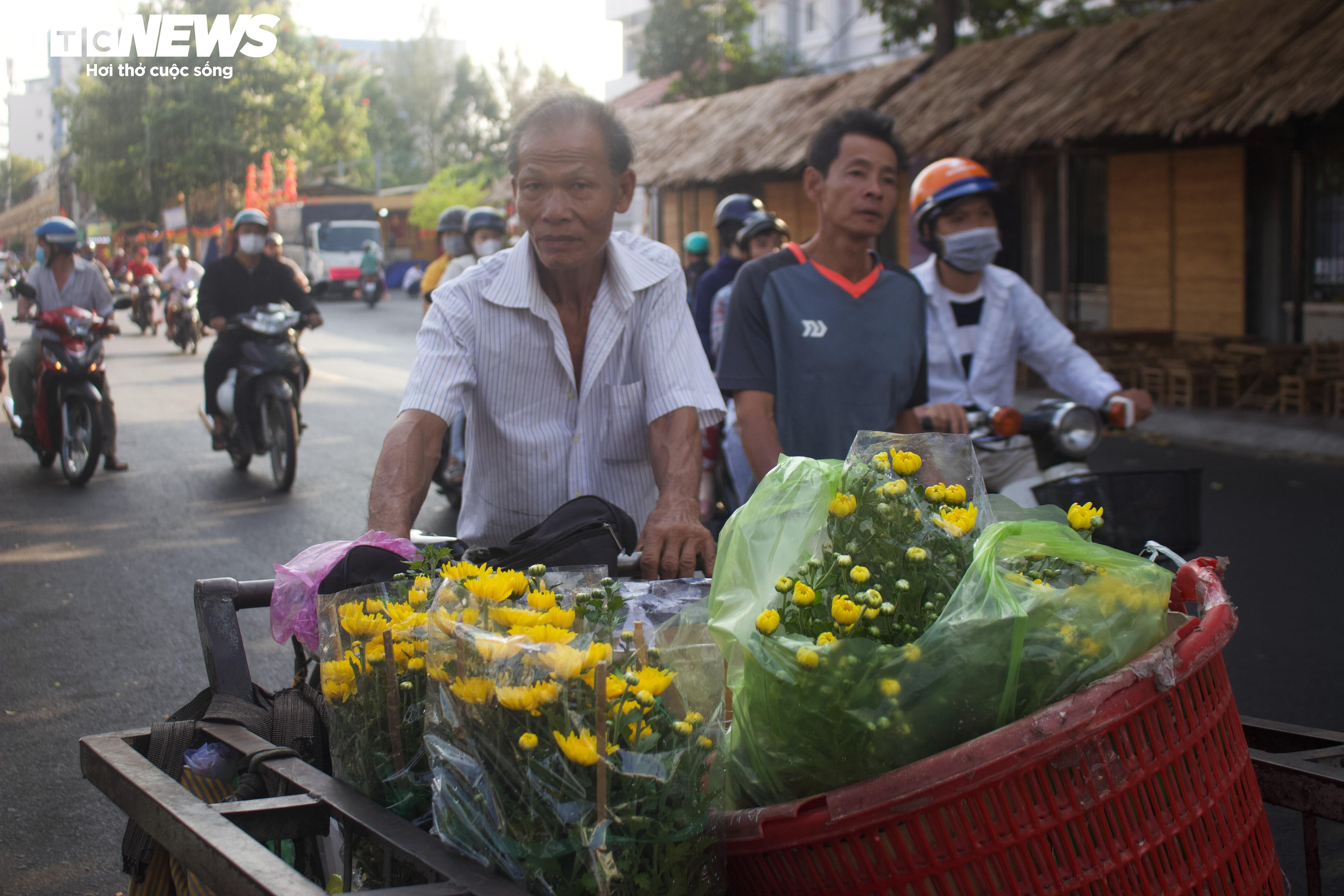 Phiên chợ hoa đặc biệt ngày giáp Tết ở TP.HCM - 8