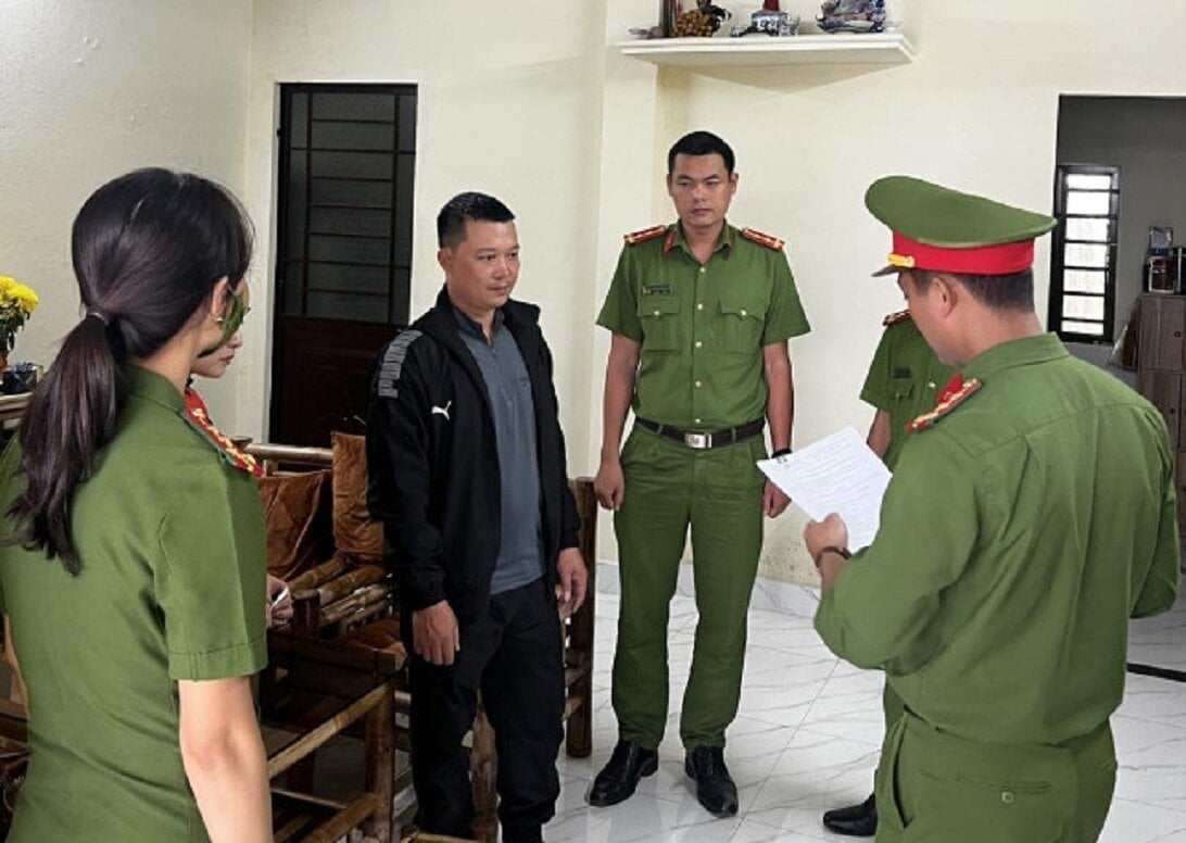 Cơ quan công an đọc lệnh giữ người trong trường hợp khẩn cấp đối với Nguyễn Kim Long. (Ảnh: Công an Quảng Nam)
