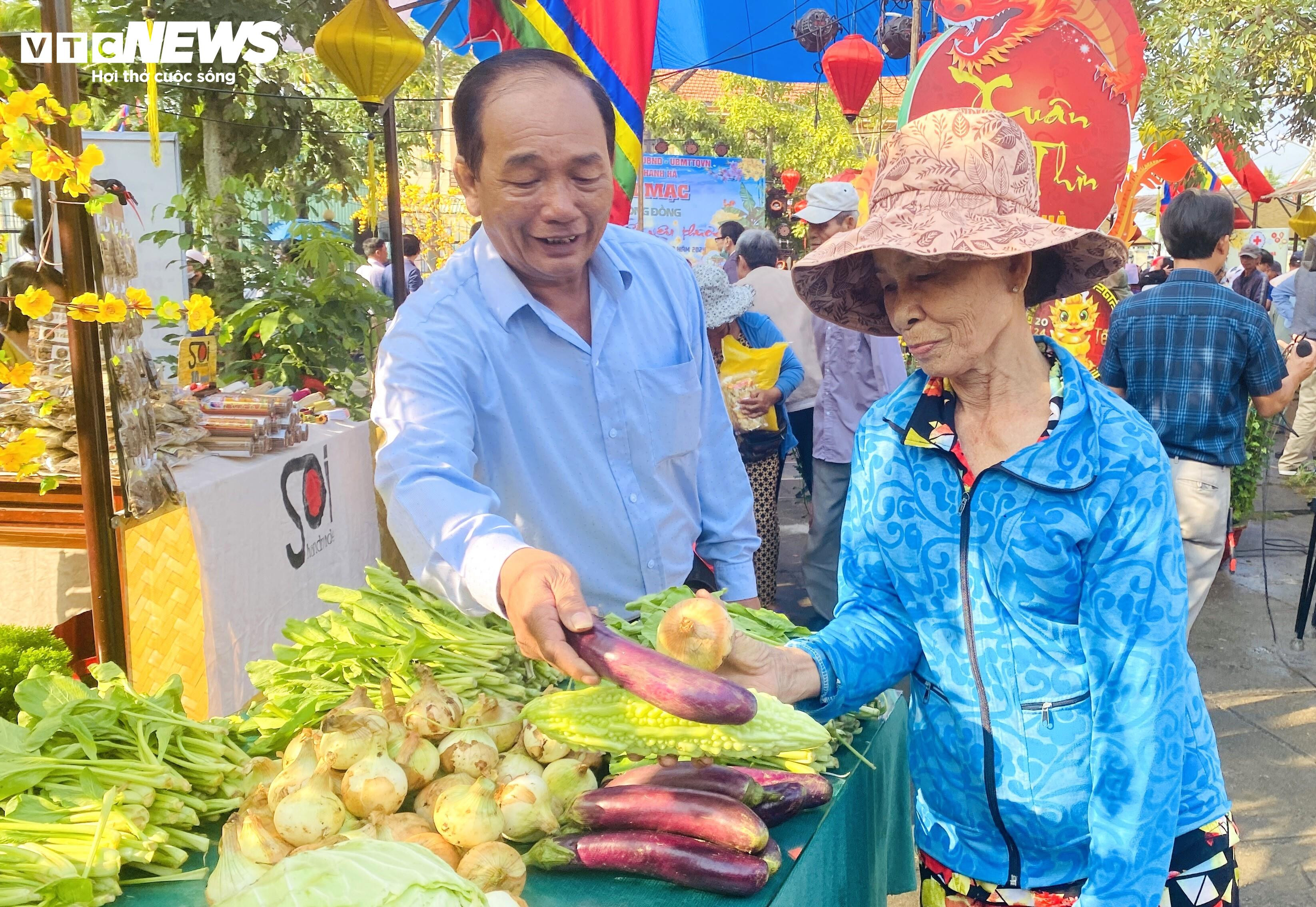 Người Hội An xách giỏ đi chợ 0 đồng, ấm lòng mang về hàng tá đồ ăn Tết - 6