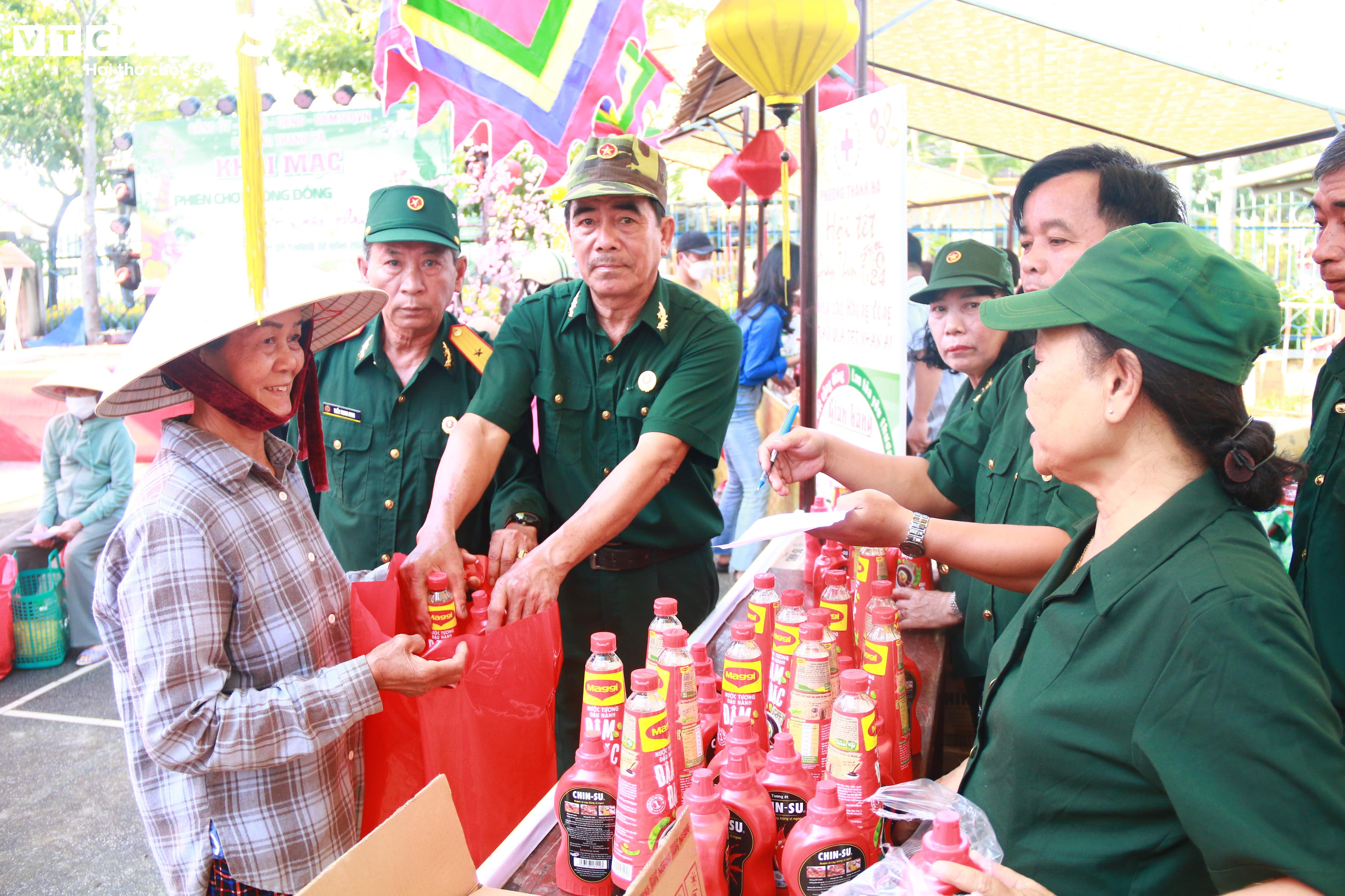 Người Hội An xách giỏ đi chợ 0 đồng, ấm lòng mang về hàng tá đồ ăn Tết - 4