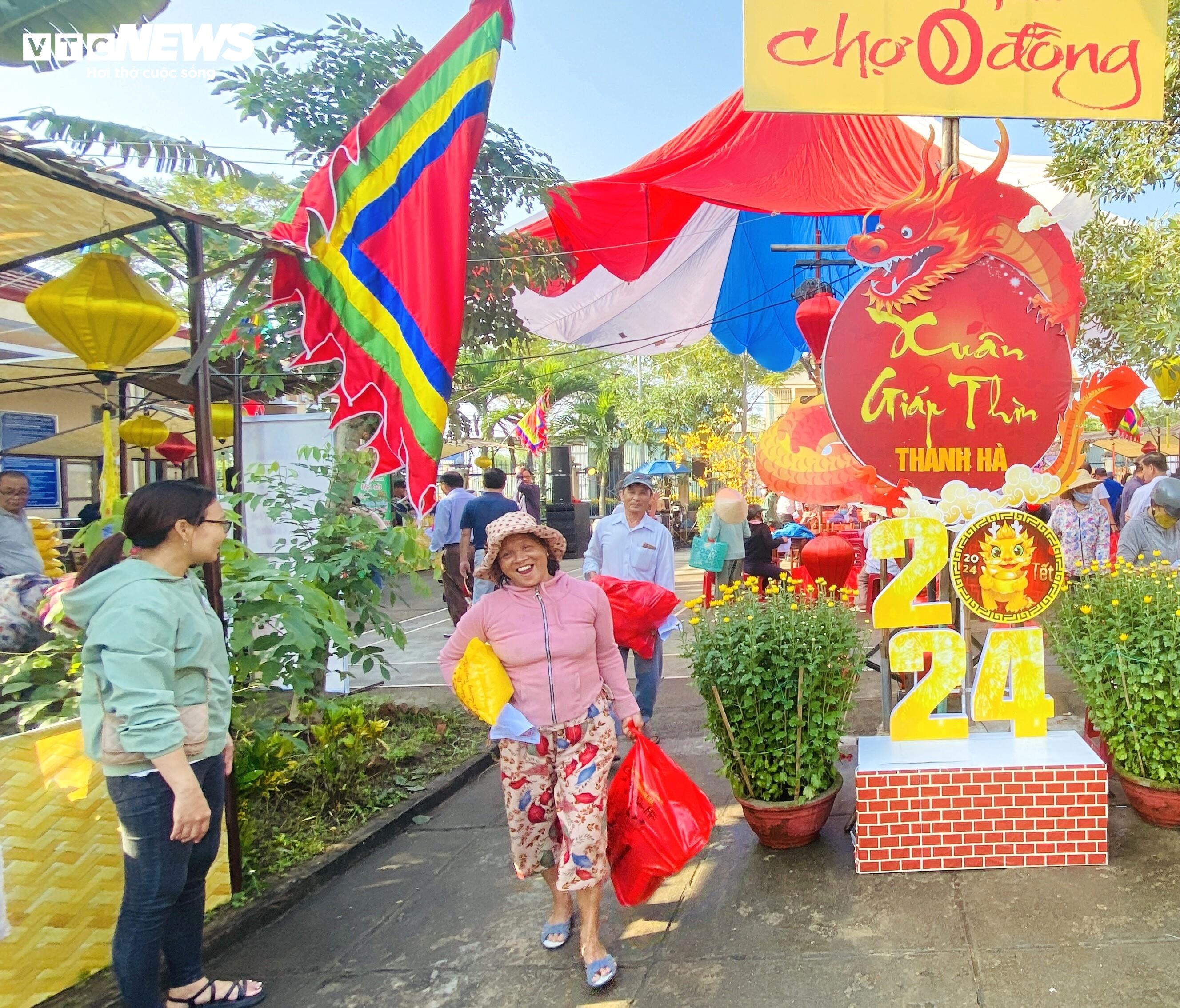 Người Hội An xách giỏ đi chợ 0 đồng, ấm lòng mang về hàng tá đồ ăn Tết - 8