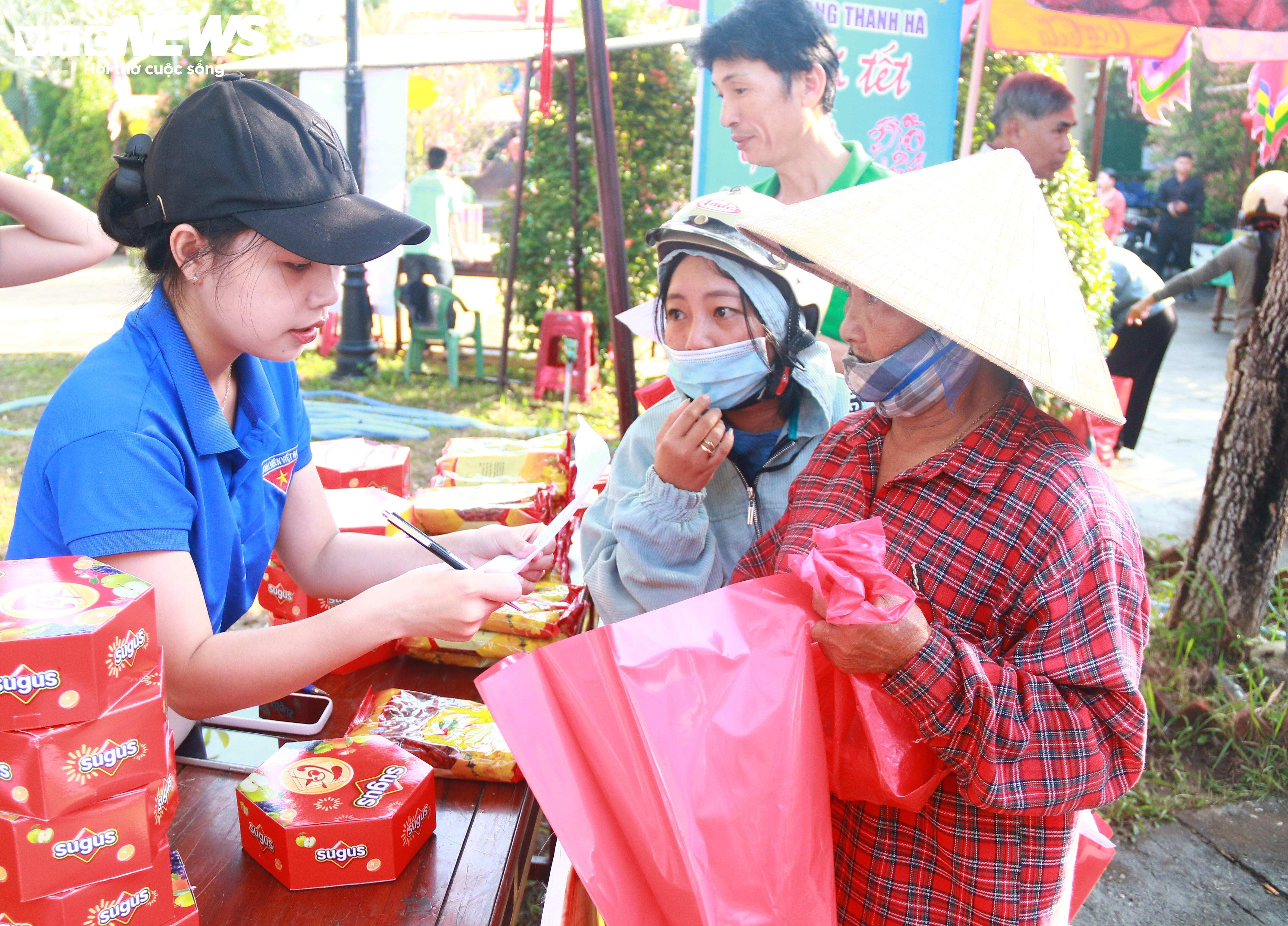 Người Hội An xách giỏ đi chợ 0 đồng, ấm lòng mang về hàng tá đồ ăn Tết - 3