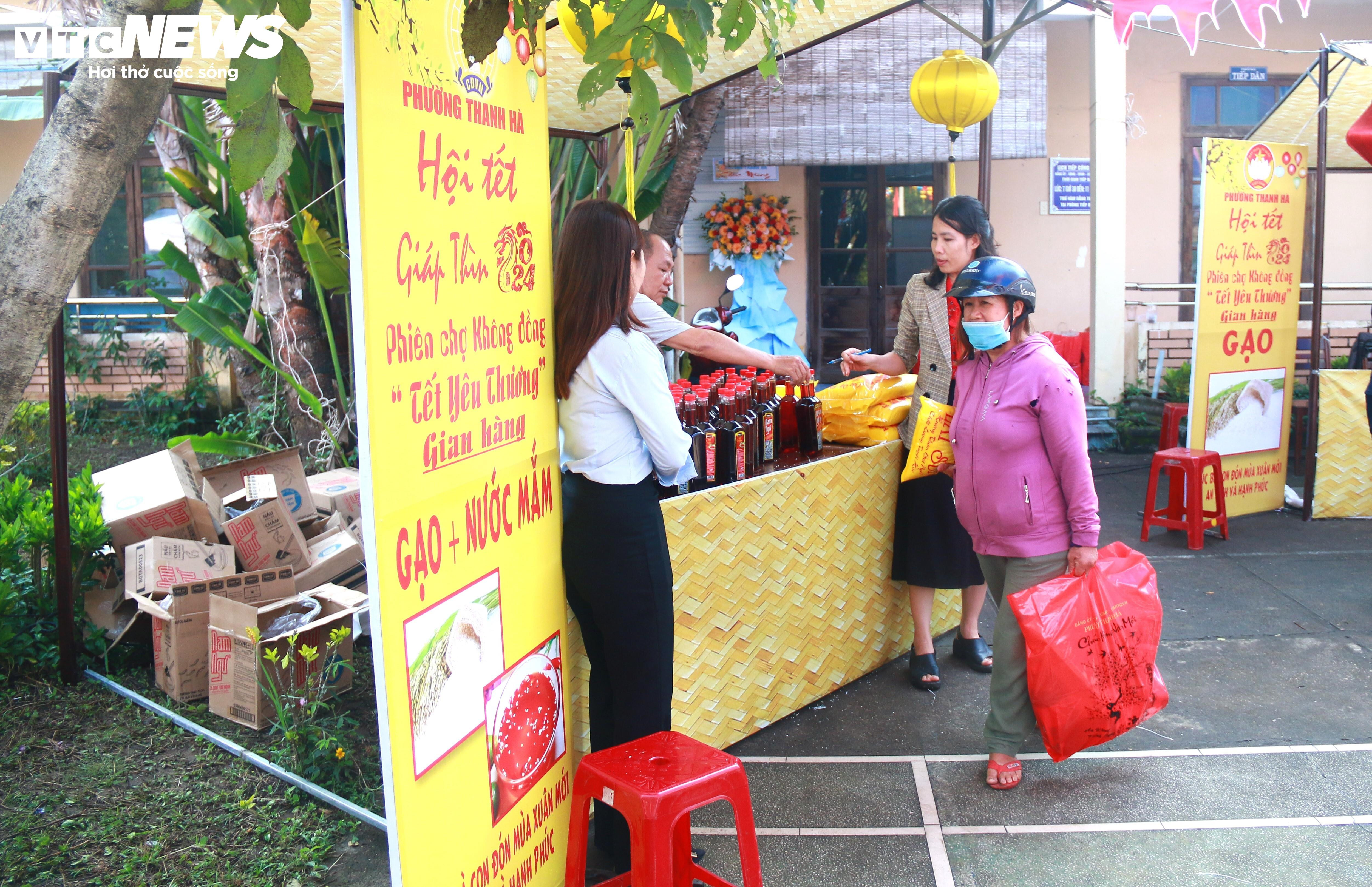 Người Hội An xách giỏ đi chợ 0 đồng, ấm lòng mang về hàng tá đồ ăn Tết - 2