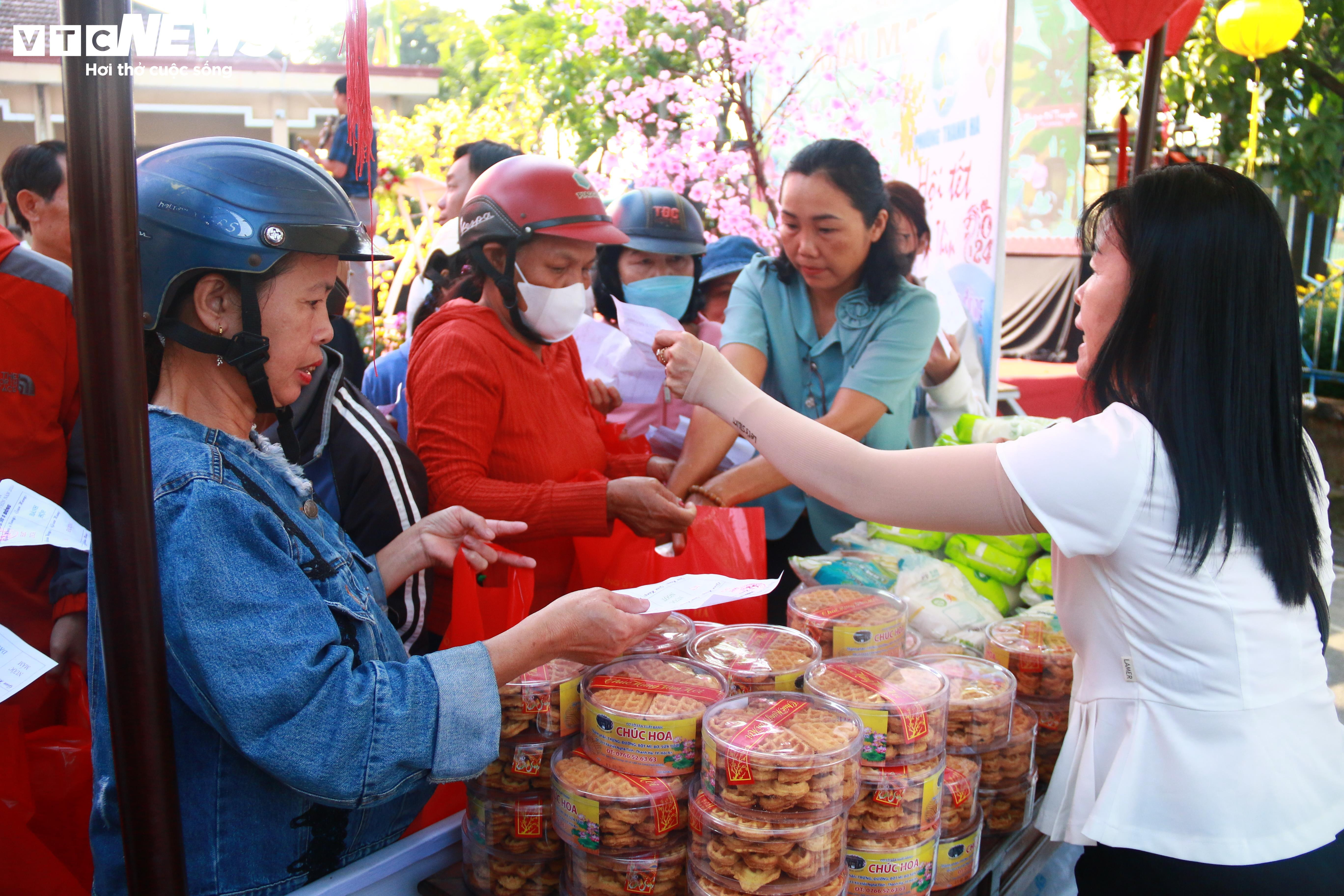 Người Hội An xách giỏ đi chợ 0 đồng, ấm lòng mang về hàng tá đồ ăn Tết - 7