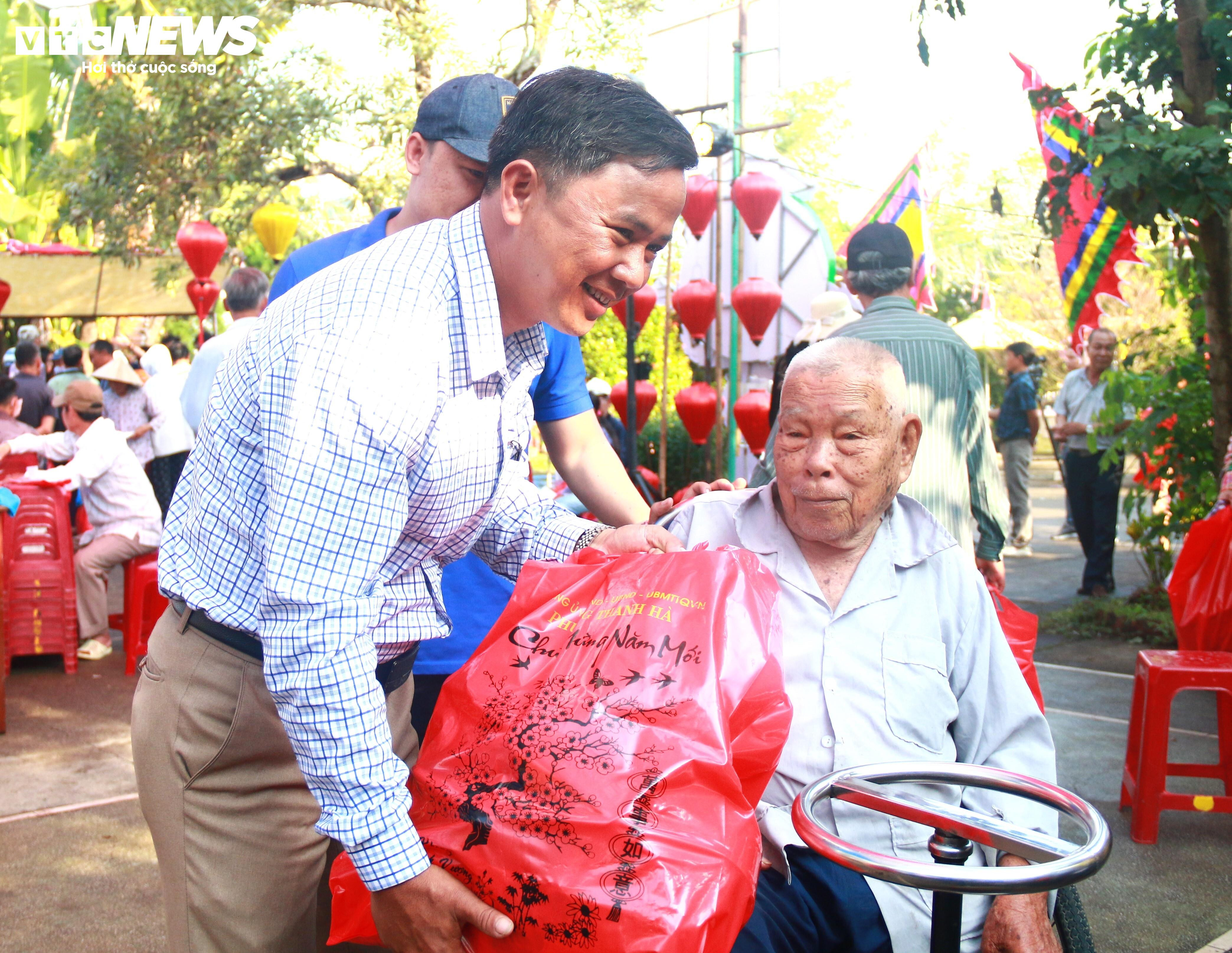 Người Hội An xách giỏ đi chợ 0 đồng, ấm lòng mang về hàng tá đồ ăn Tết - 5