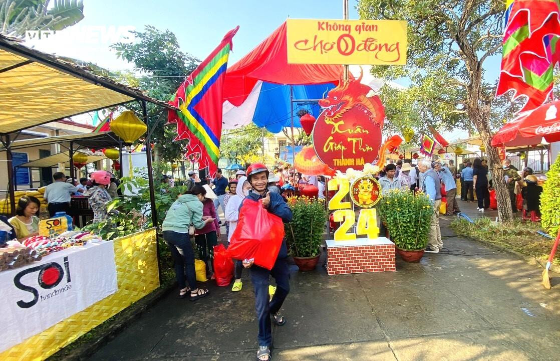 Người Hội An xách giỏ đi chợ 0 đồng, ấm lòng mang về hàng tá đồ ăn Tết - 1