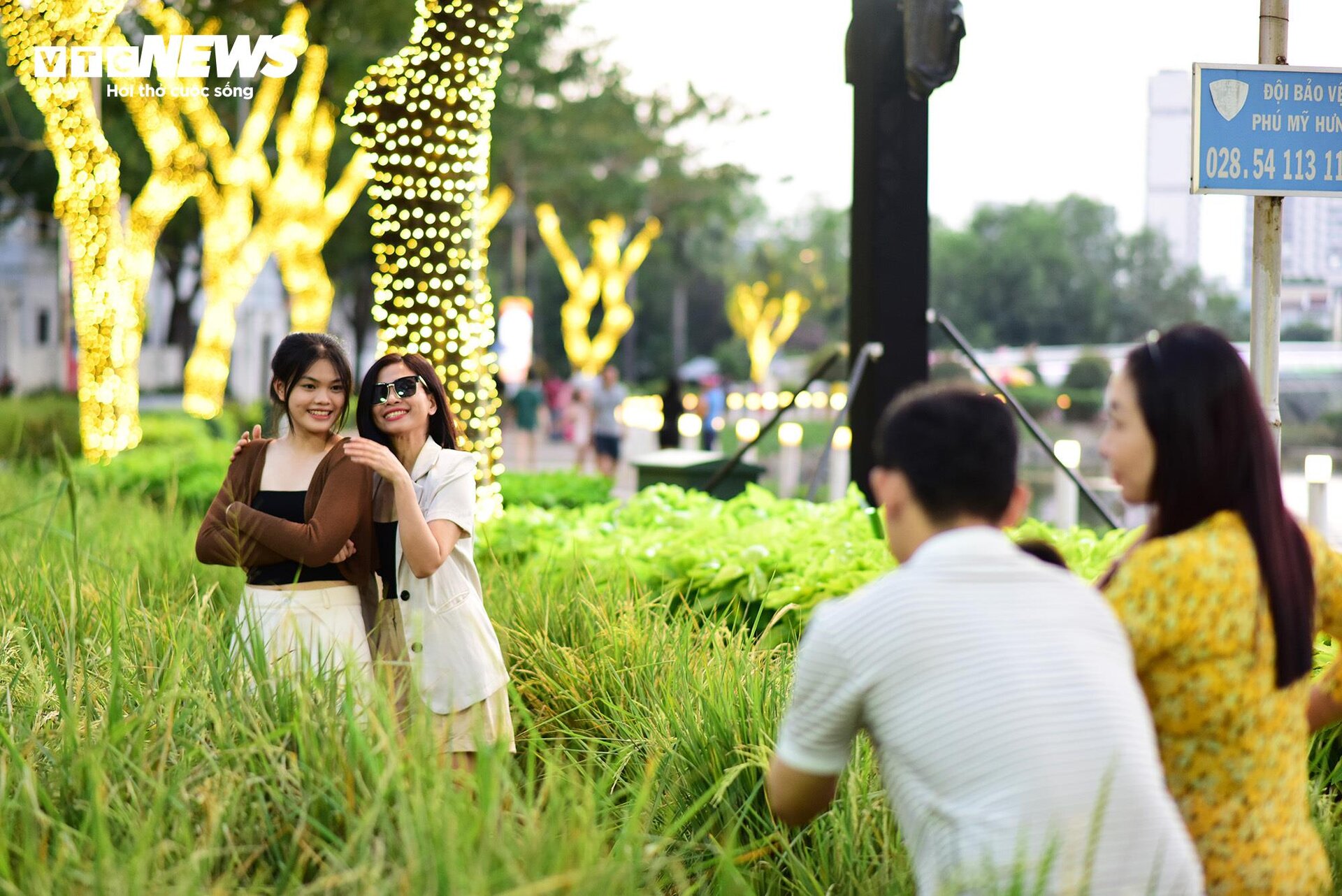 Rồng Thần - Chim Tiên nổi bật giữa đường hoa Phú Mỹ Hưng - 4