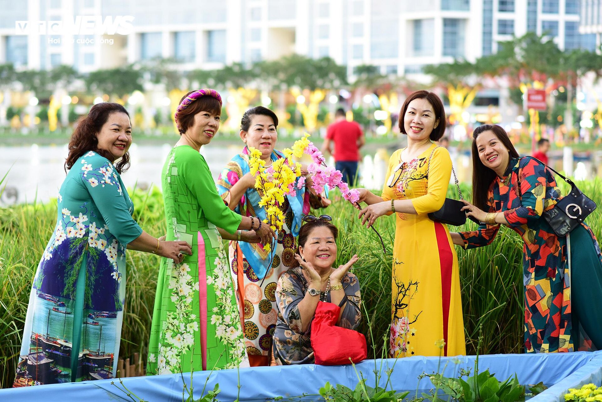 Rồng Thần - Chim Tiên nổi bật giữa đường hoa Phú Mỹ Hưng - 11