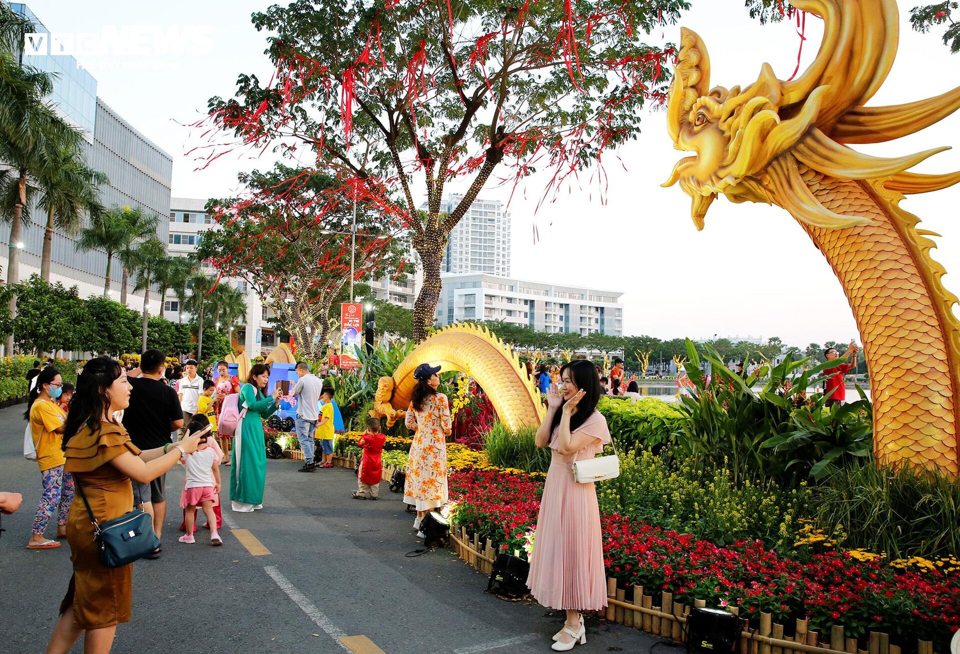 Rồng Thần - Chim Tiên nổi bật giữa đường hoa Phú Mỹ Hưng - 8