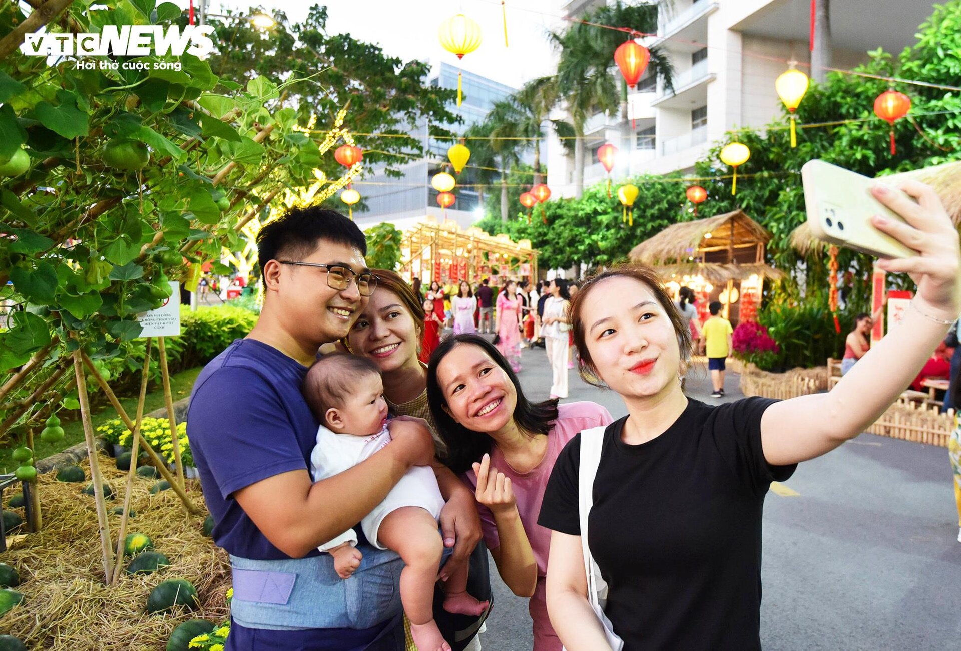 Rồng Thần - Chim Tiên nổi bật giữa đường hoa Phú Mỹ Hưng - 5