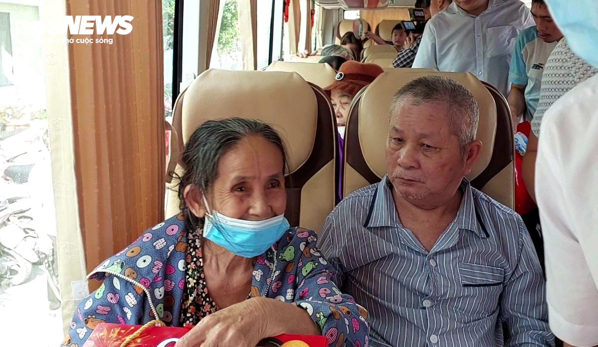 Ấm lòng chuyến xe nghĩa tình đưa bệnh nhân nghèo về quê đón Tết - 8