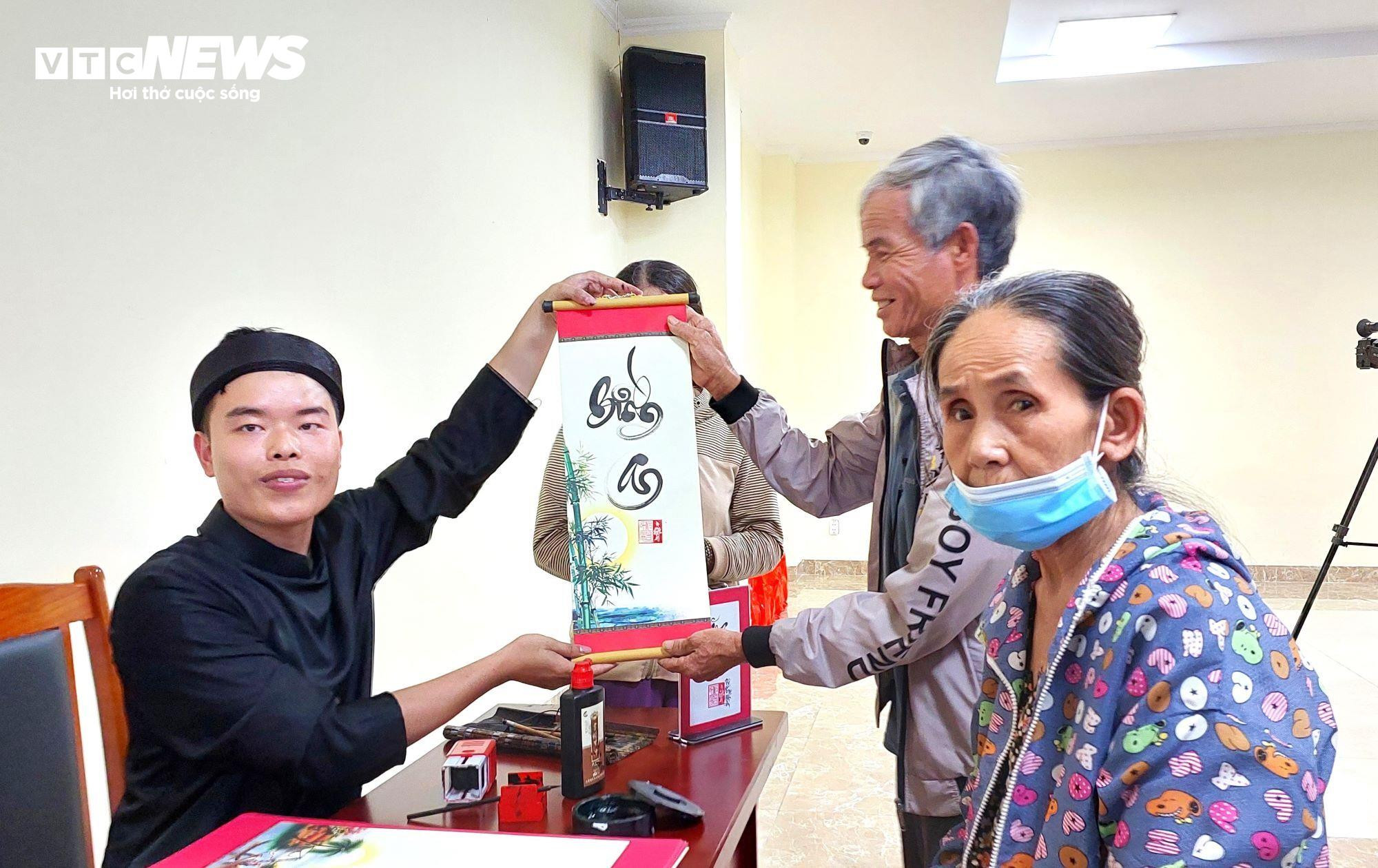 Ấm lòng chuyến xe nghĩa tình đưa bệnh nhân nghèo về quê đón Tết - 3