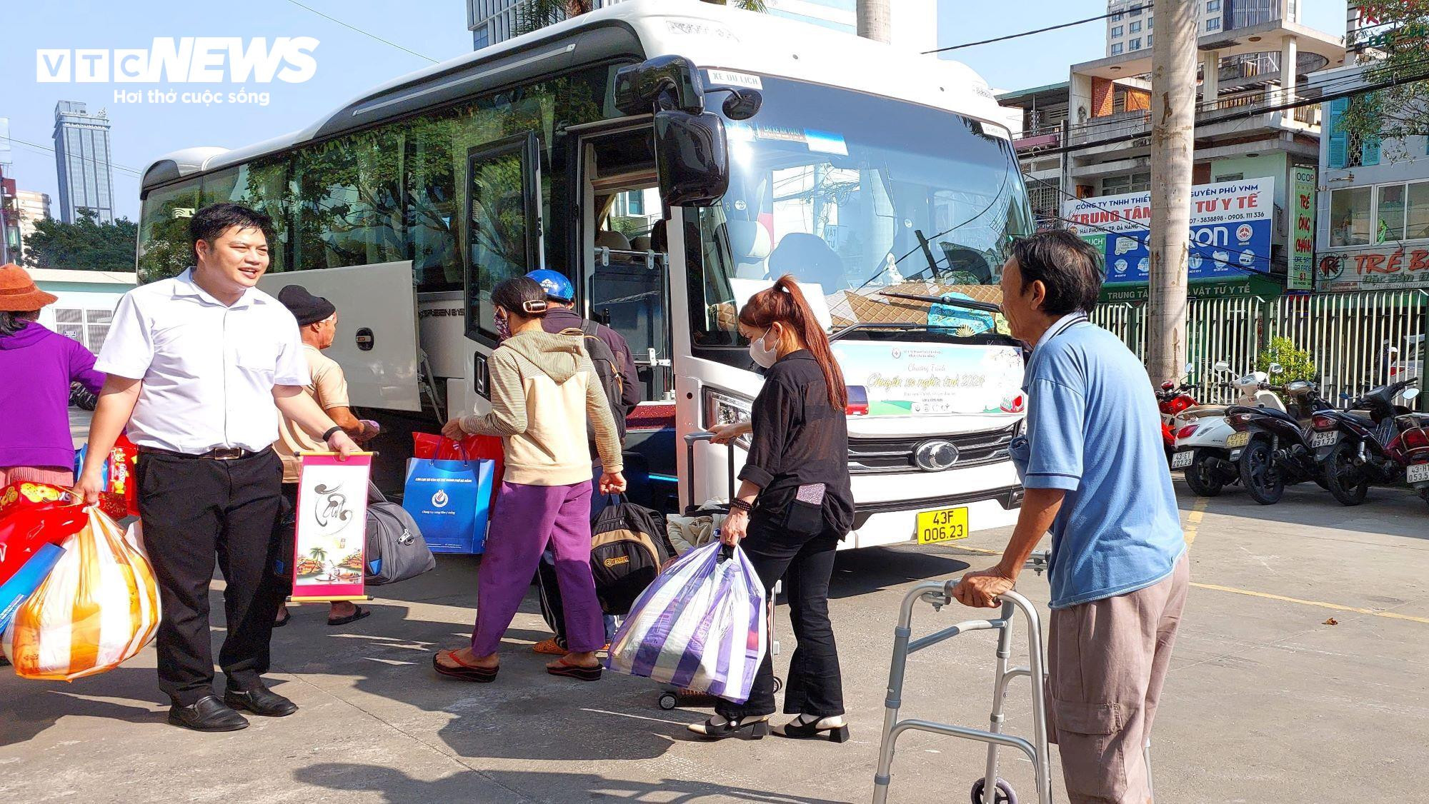 Ấm lòng chuyến xe nghĩa tình đưa bệnh nhân nghèo về quê đón Tết - 4