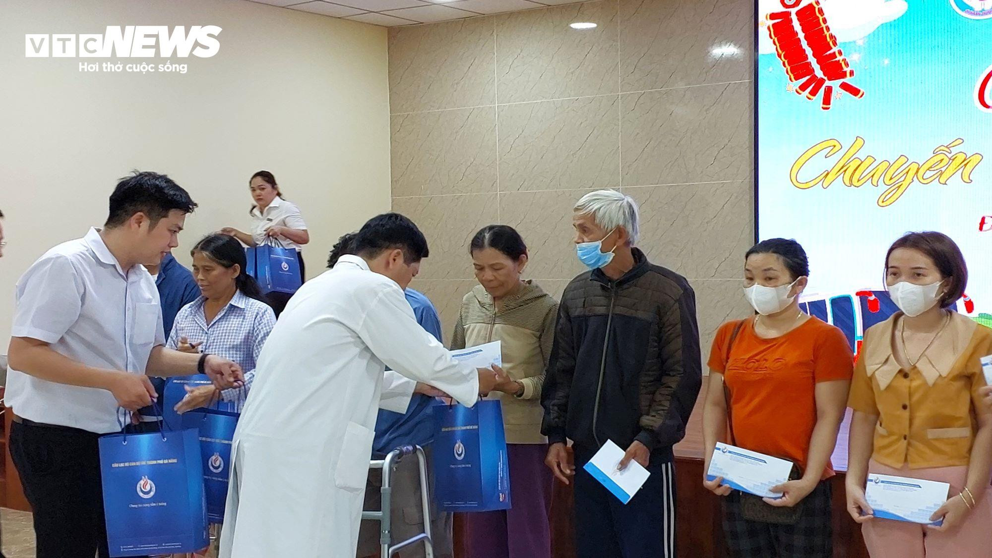 Ấm lòng chuyến xe nghĩa tình đưa bệnh nhân nghèo về quê đón Tết - 2