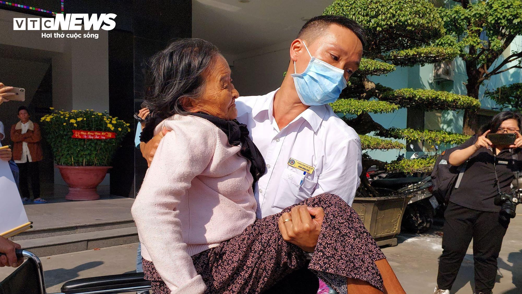 Ấm lòng chuyến xe nghĩa tình đưa bệnh nhân nghèo về quê đón Tết - 7