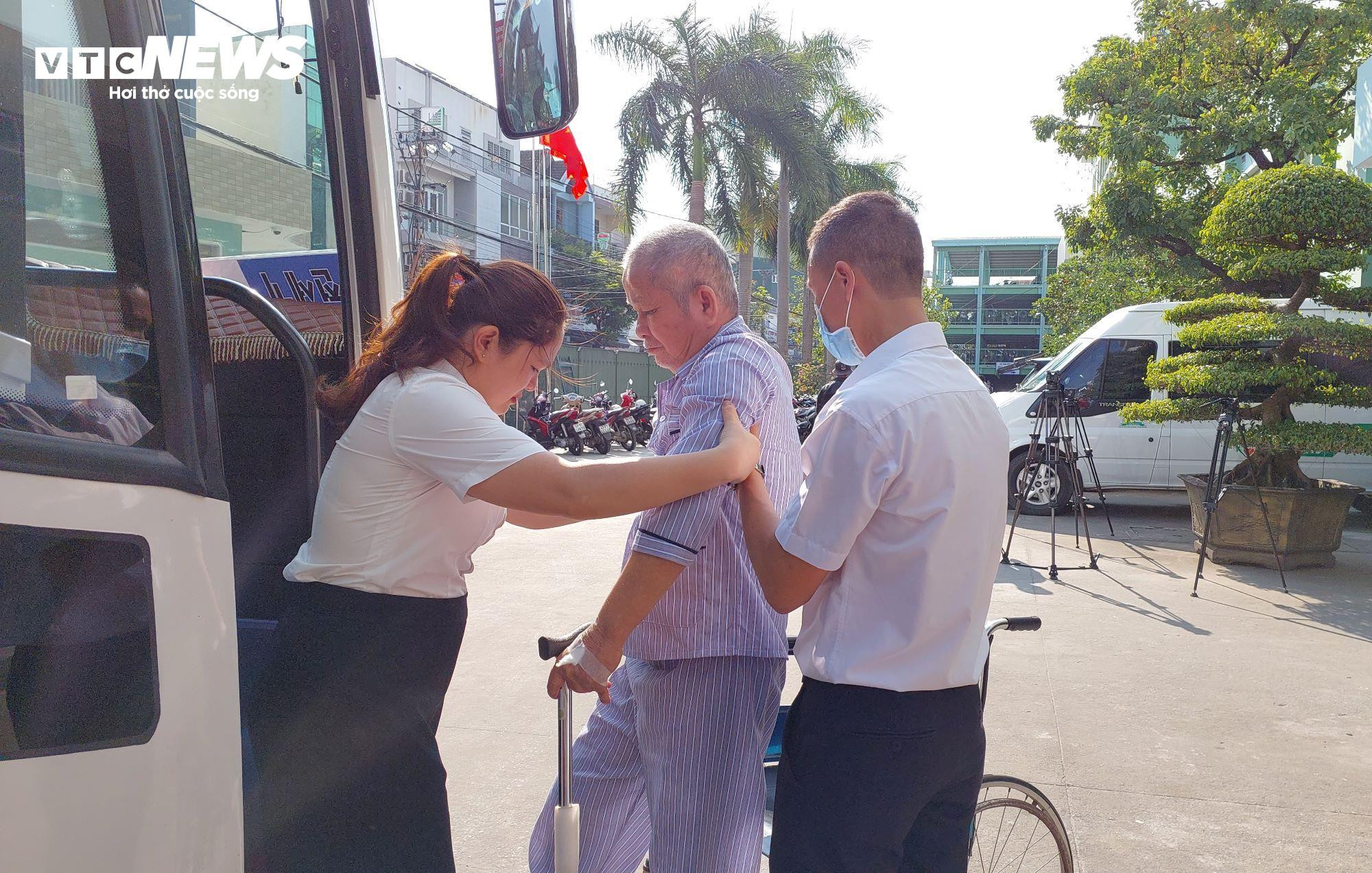 Ấm lòng chuyến xe nghĩa tình đưa bệnh nhân nghèo về quê đón Tết - 6