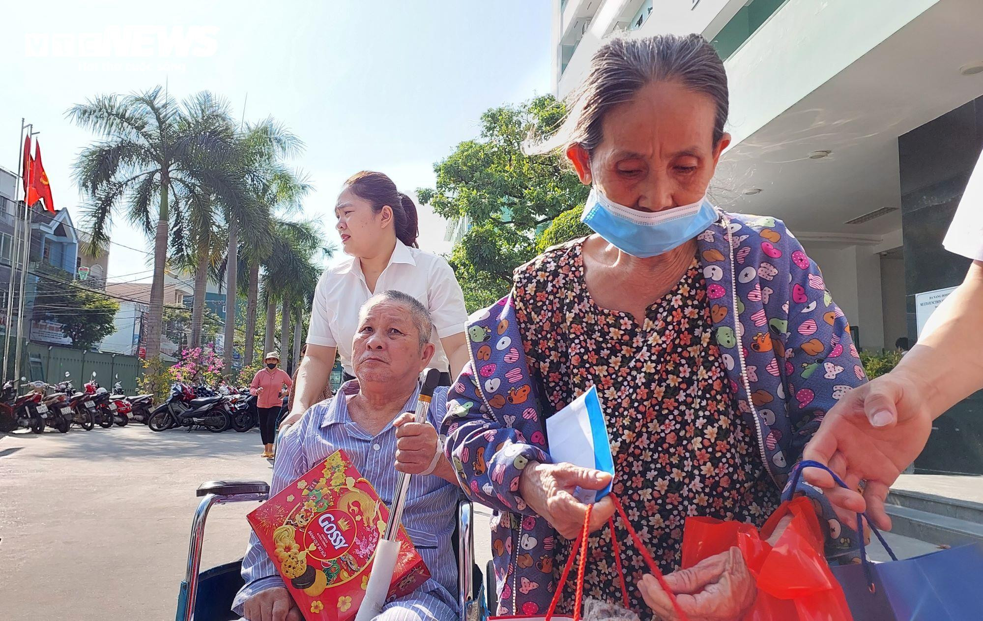 Ấm lòng chuyến xe nghĩa tình đưa bệnh nhân nghèo về quê đón Tết - 5