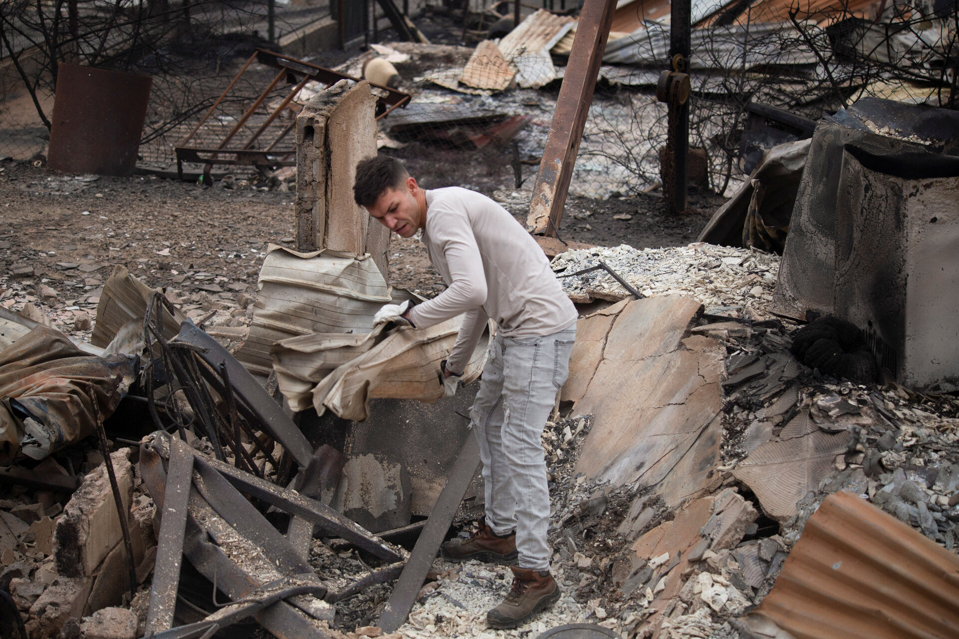 Cháy rừng tàn phá các thành phố Chile, cảnh tượng như đang ở địa ngục - 12