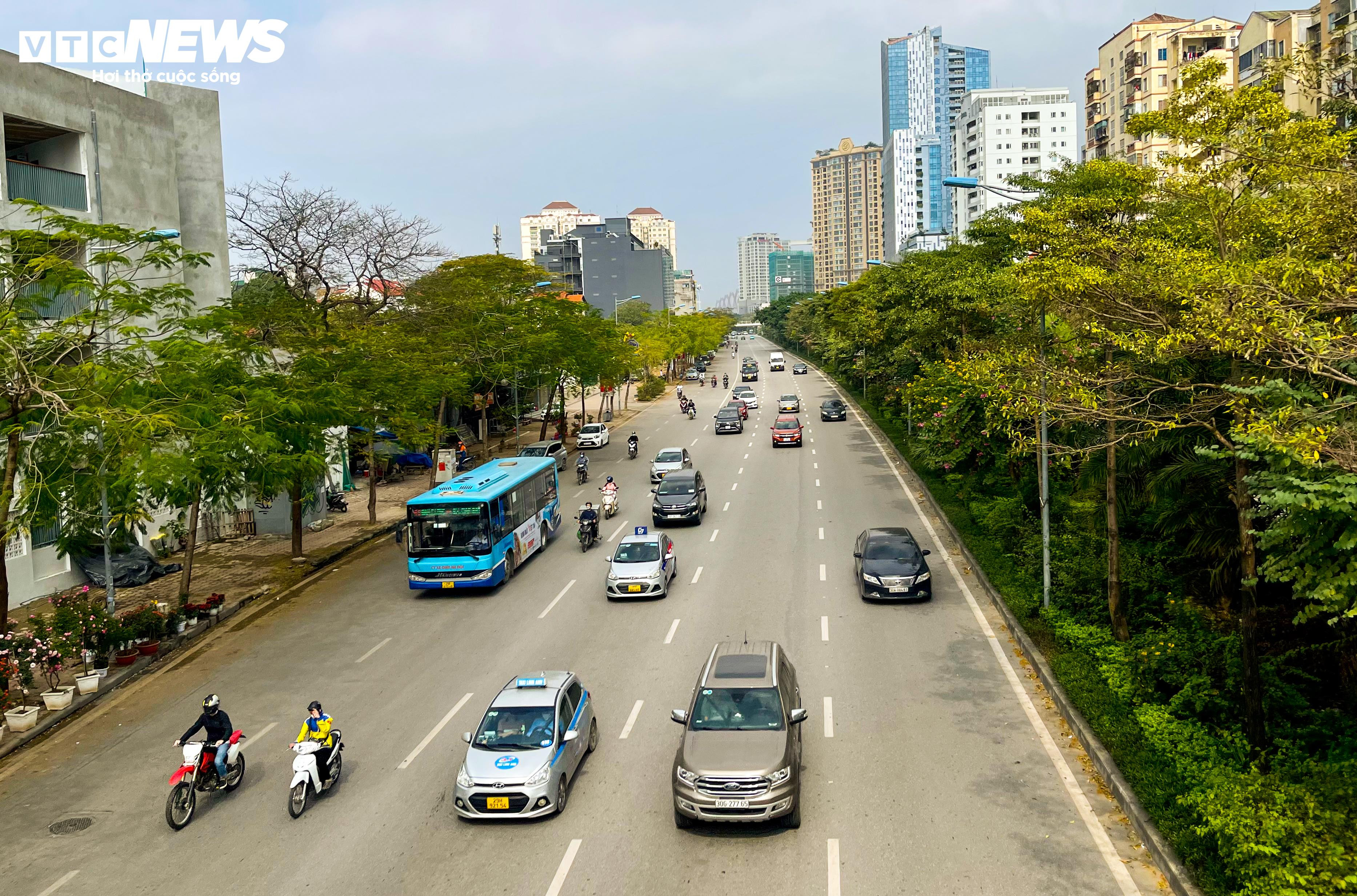 Nhiều tuyến đường huyết mạch của Thủ đô thông thoáng lạ thường ở giờ cao điểm - 16