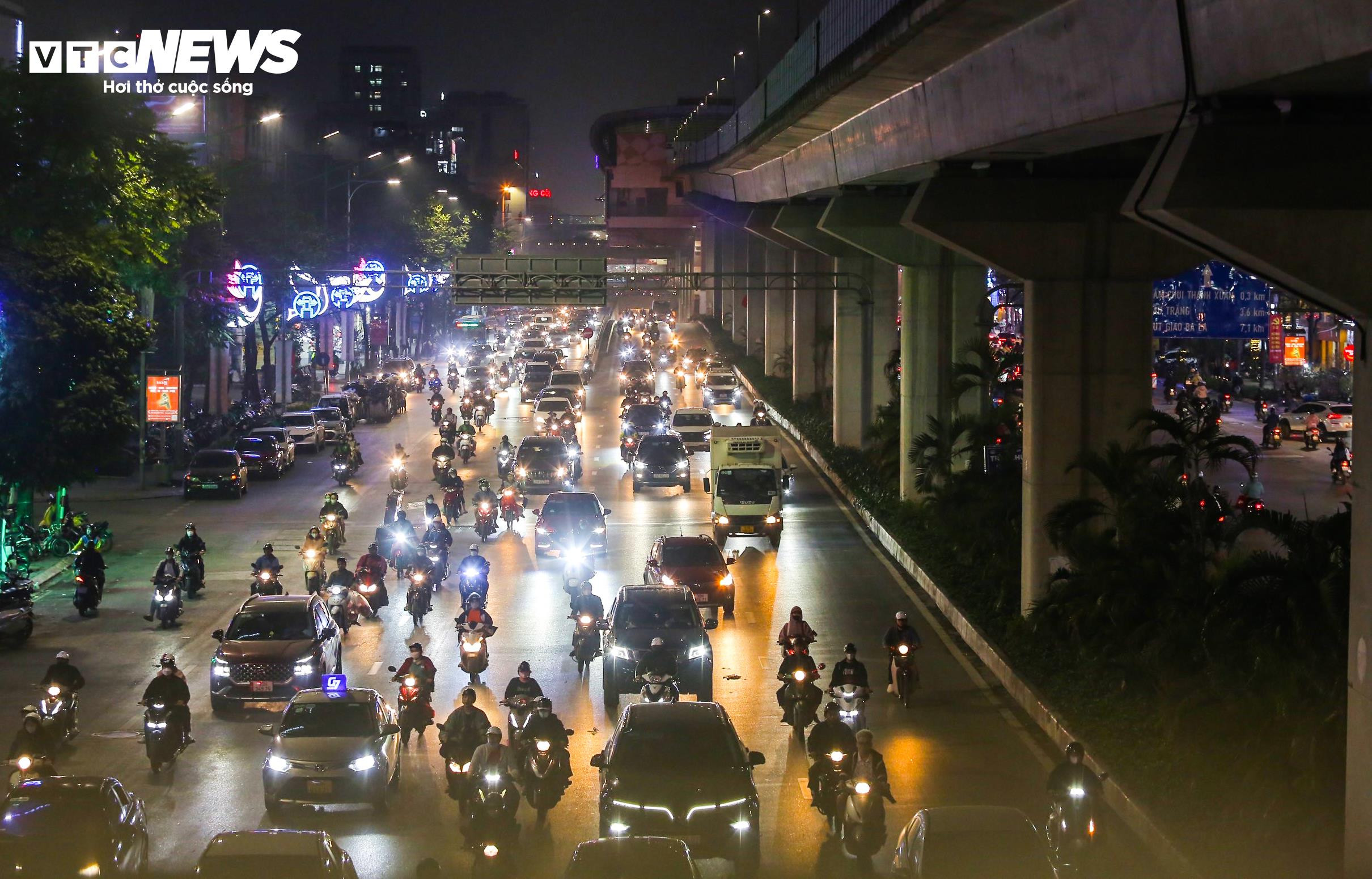 Nhiều tuyến đường huyết mạch của Thủ đô thông thoáng lạ thường ở giờ cao điểm - 5