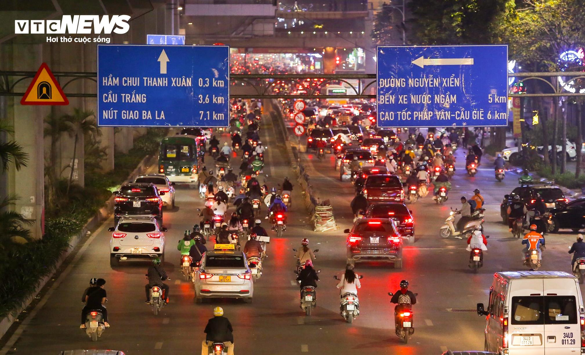 Nhiều tuyến đường huyết mạch của Thủ đô thông thoáng lạ thường ở giờ cao điểm - 7