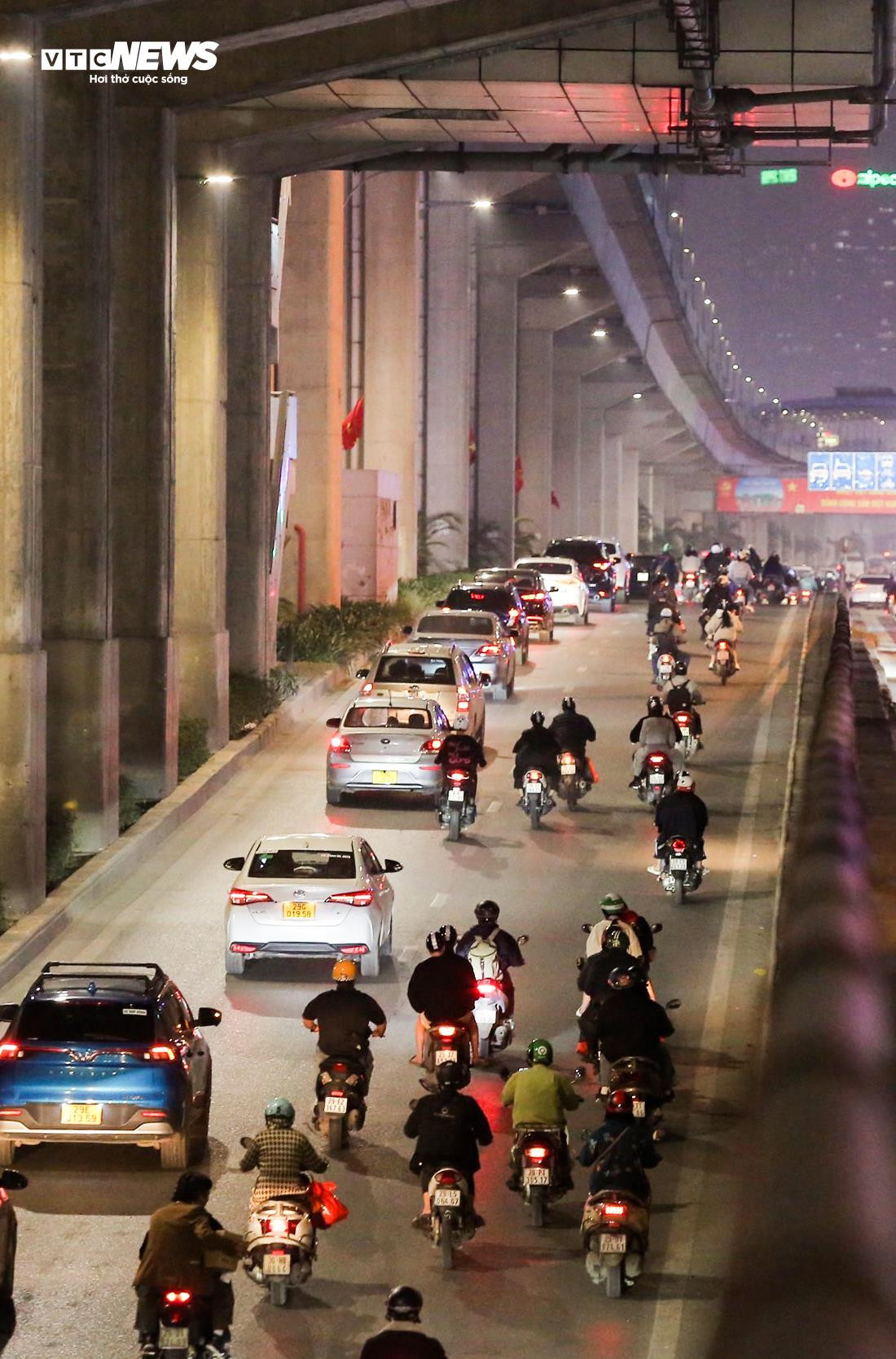 Nhiều tuyến đường huyết mạch của Thủ đô thông thoáng lạ thường ở giờ cao điểm - 6